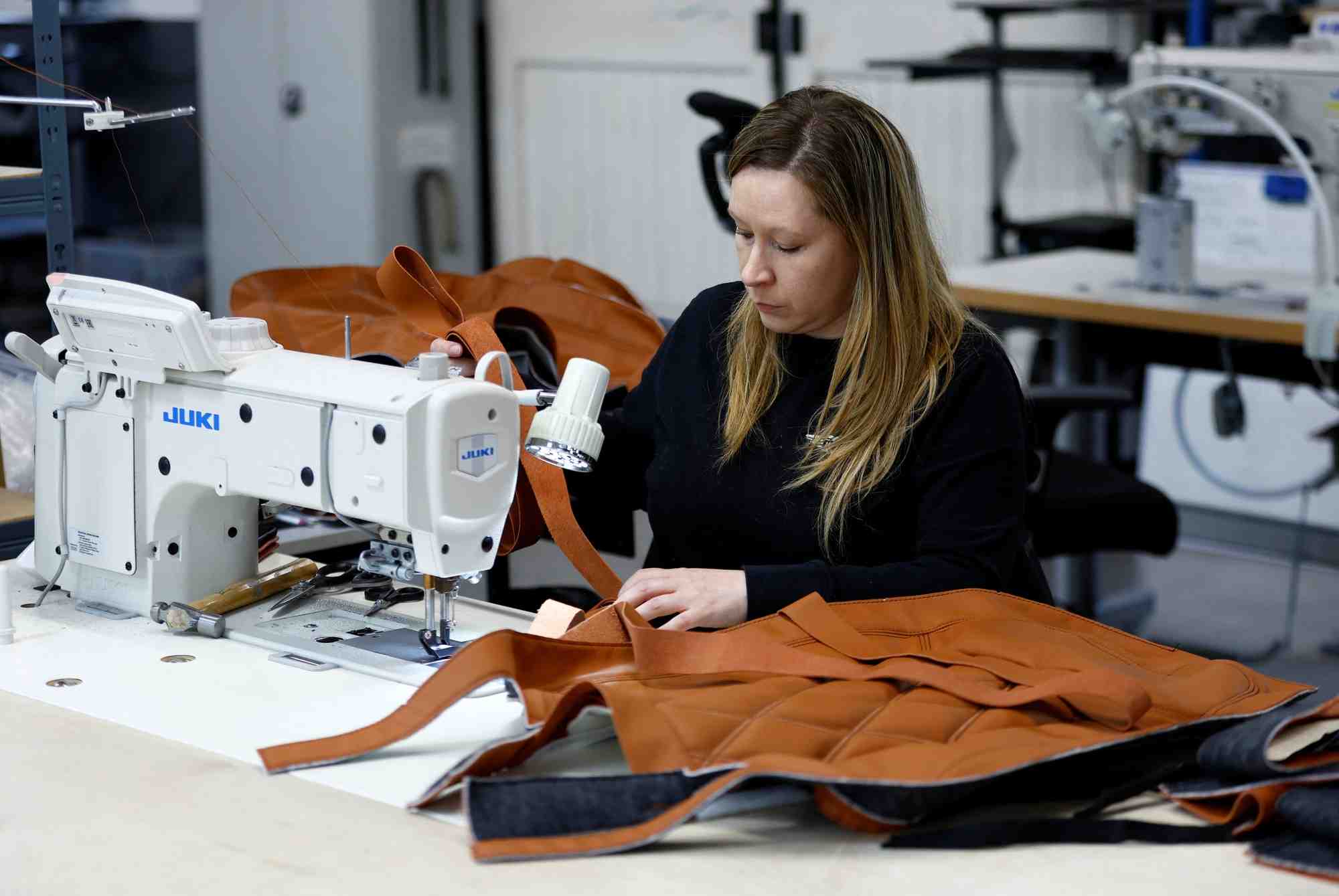 Une employee travaille dans une usine a malvern, en grande-bretagne