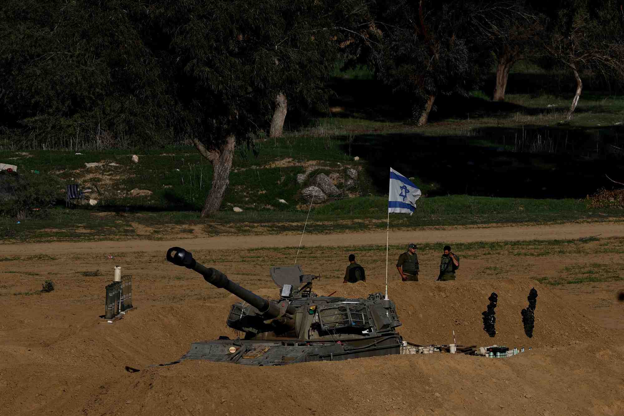 Artillerie israelienne pres de la frontiere avec gaza en israel