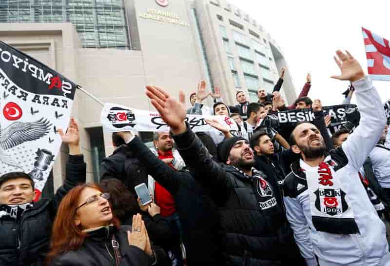 Trente-cinq supporters de football jugés pour sédition en Turquie