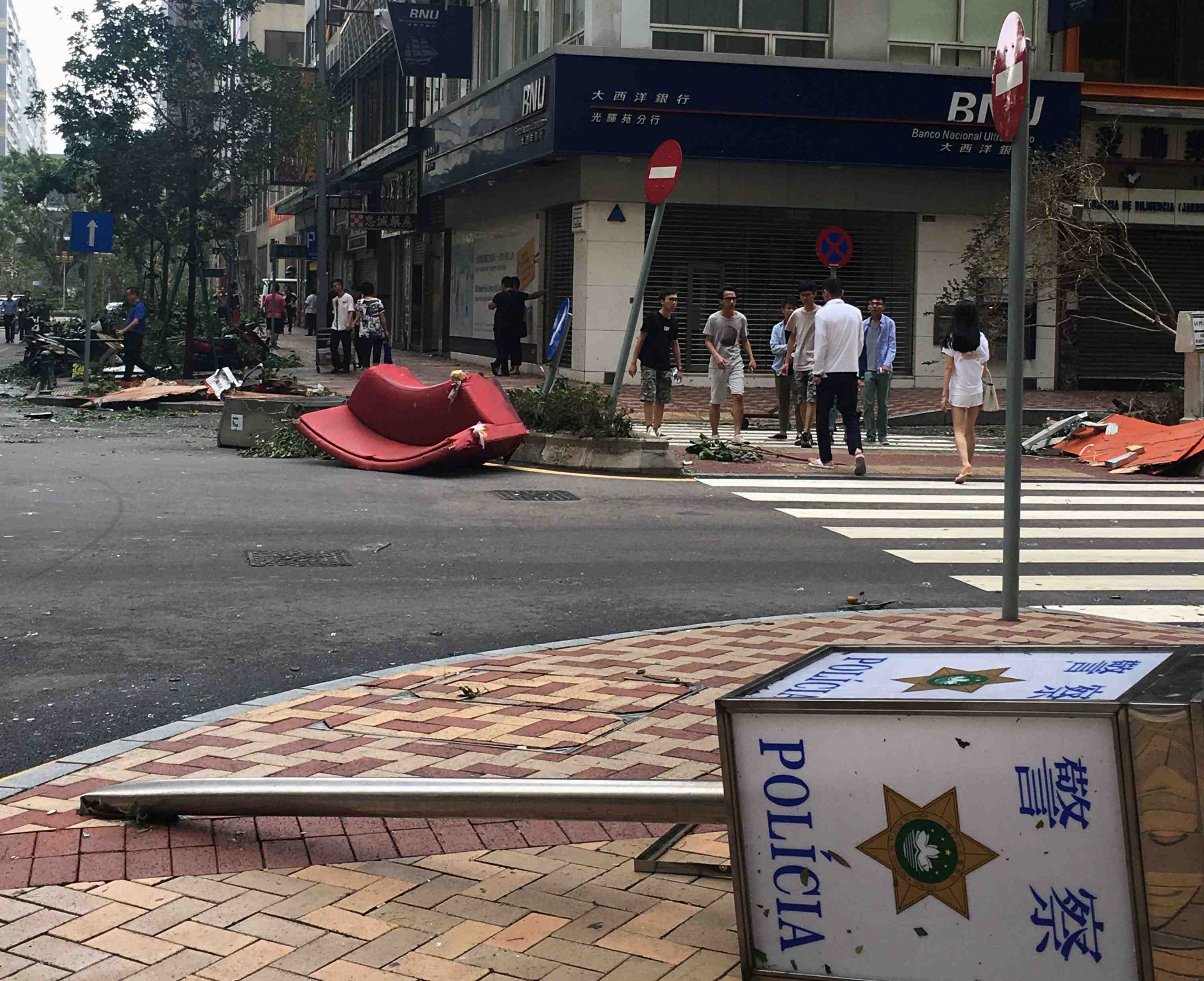Huit morts, des disparus apres le passage du typhon hato a macao