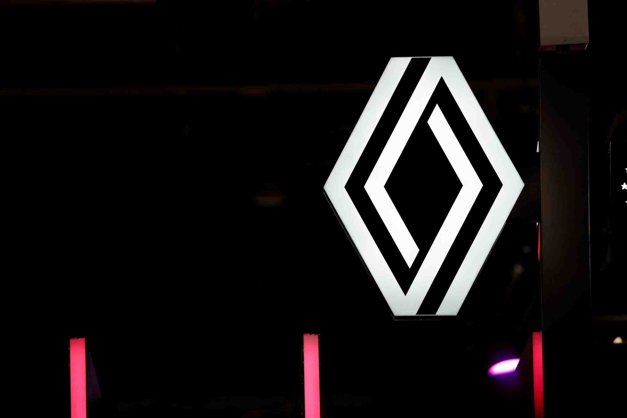 Photo d'archives du logo renault lors de la conference viva technology a paris