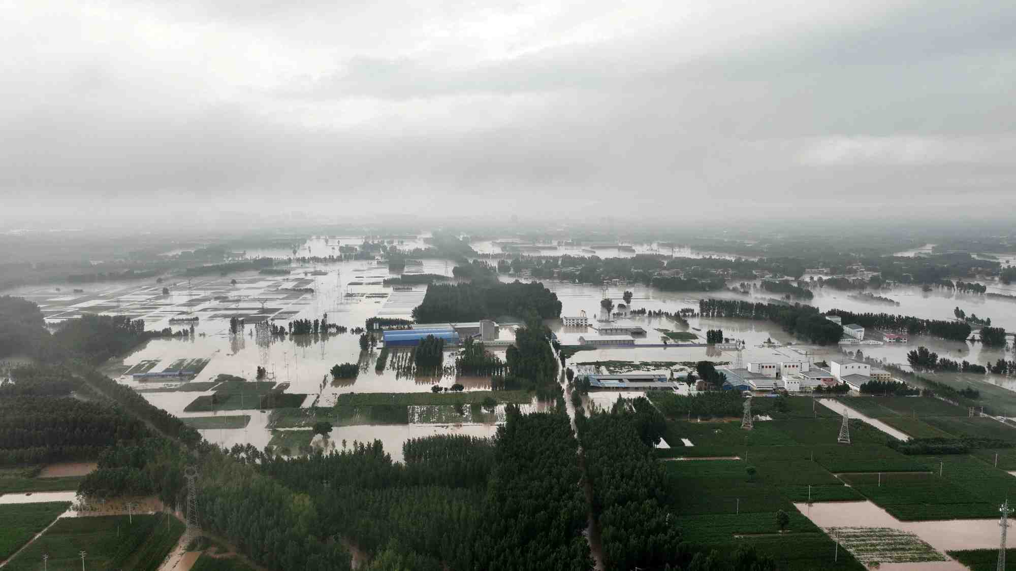 Terres agricoles et maisons inondees pres du village de tazhao en chine