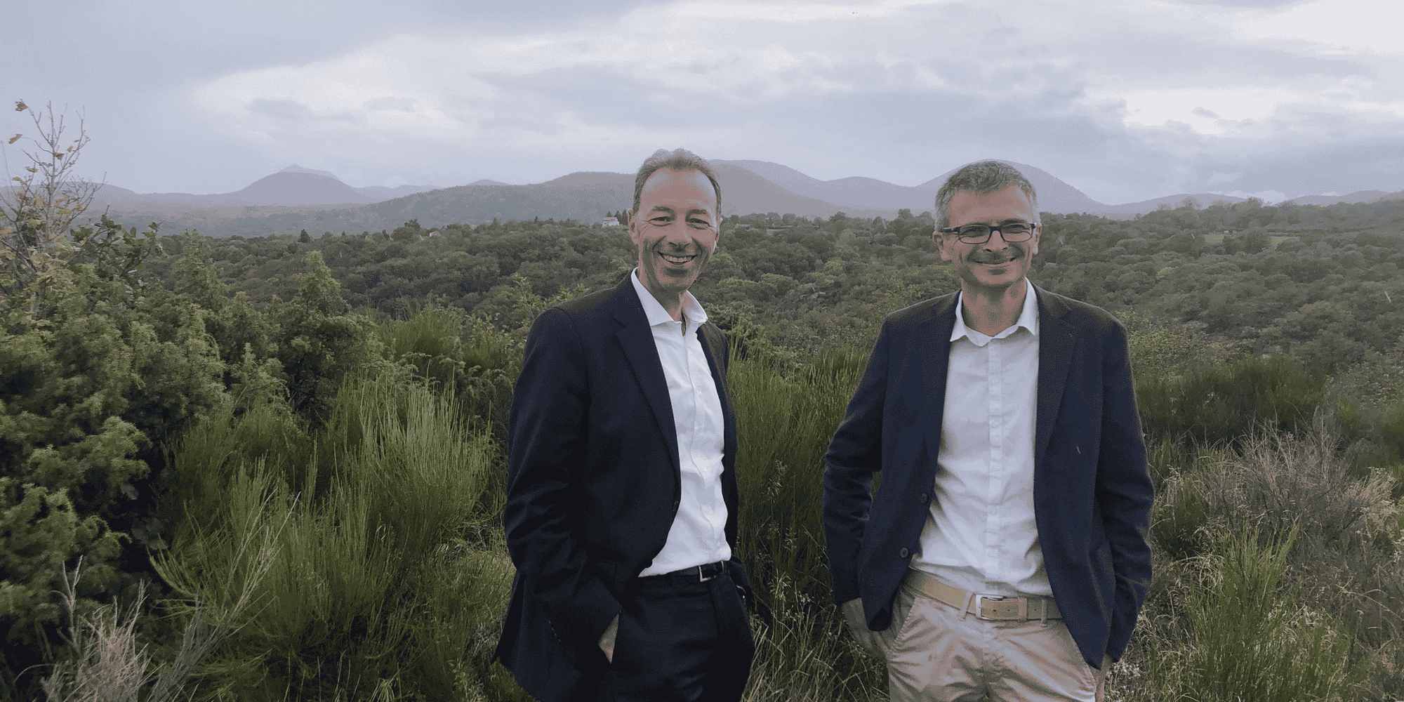 François Eyraud, directeur général de Danone France (à gauche), et Emmanuel Gérardin (à droite), directeur de la SEV, ont annoncé les mesures prises afin de préserver l'eau de l'impluvium de Volvic.