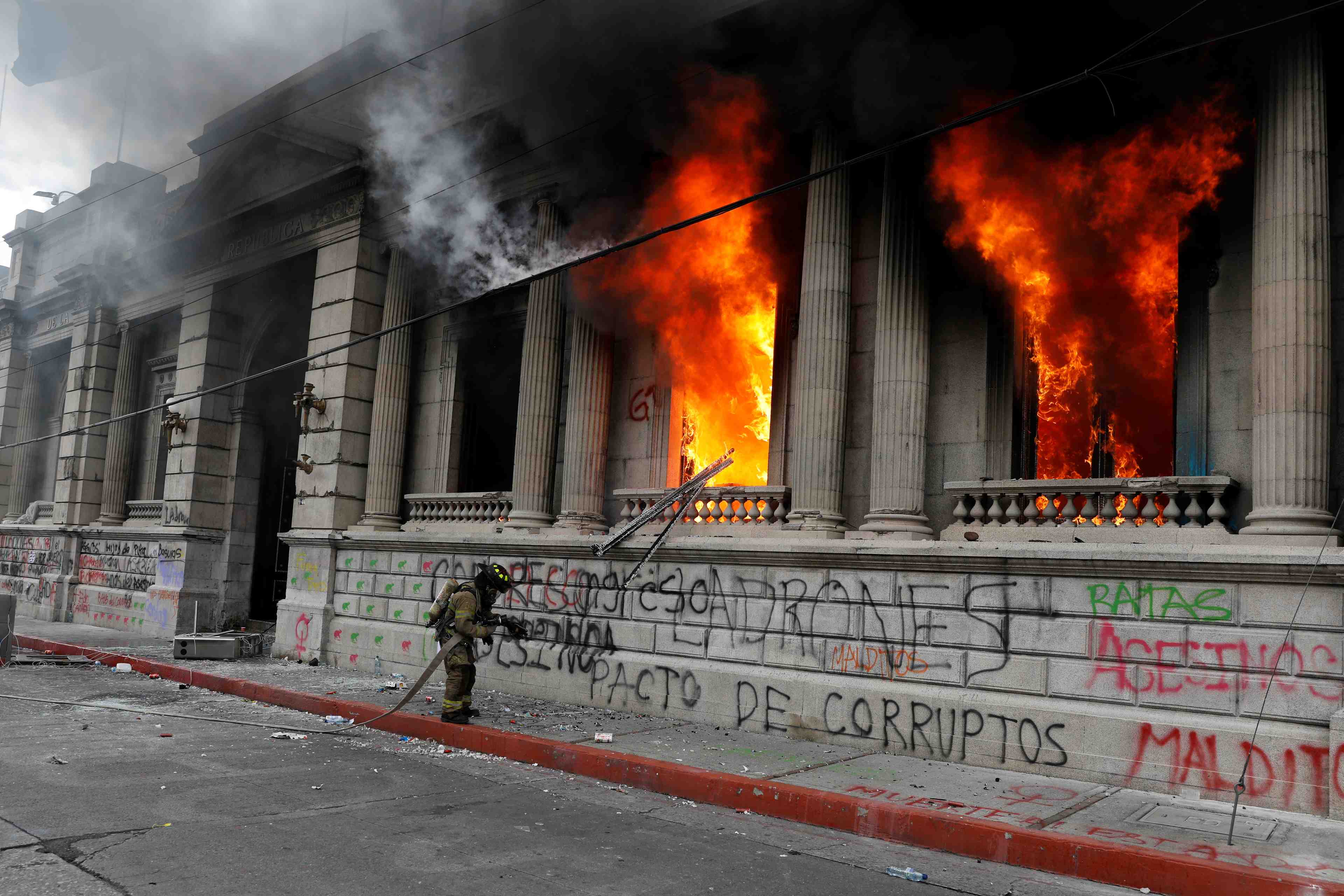 Guatemala: des manifestants incendient le batiment du congres