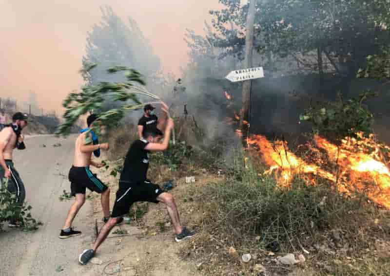 En algerie, le bilan des feux de foret s'alourdit a 65 morts, rapporte la television d'etat