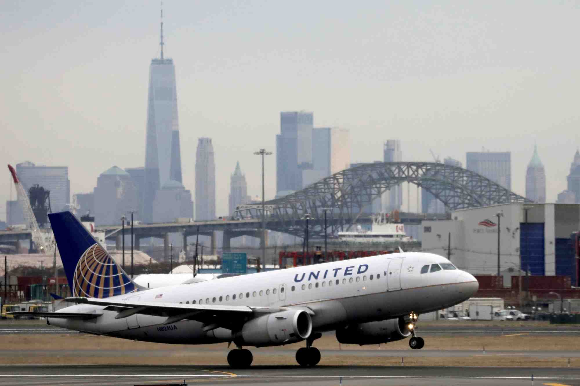 Photo d'archives d'un avion de united airlines qui decolle a new york