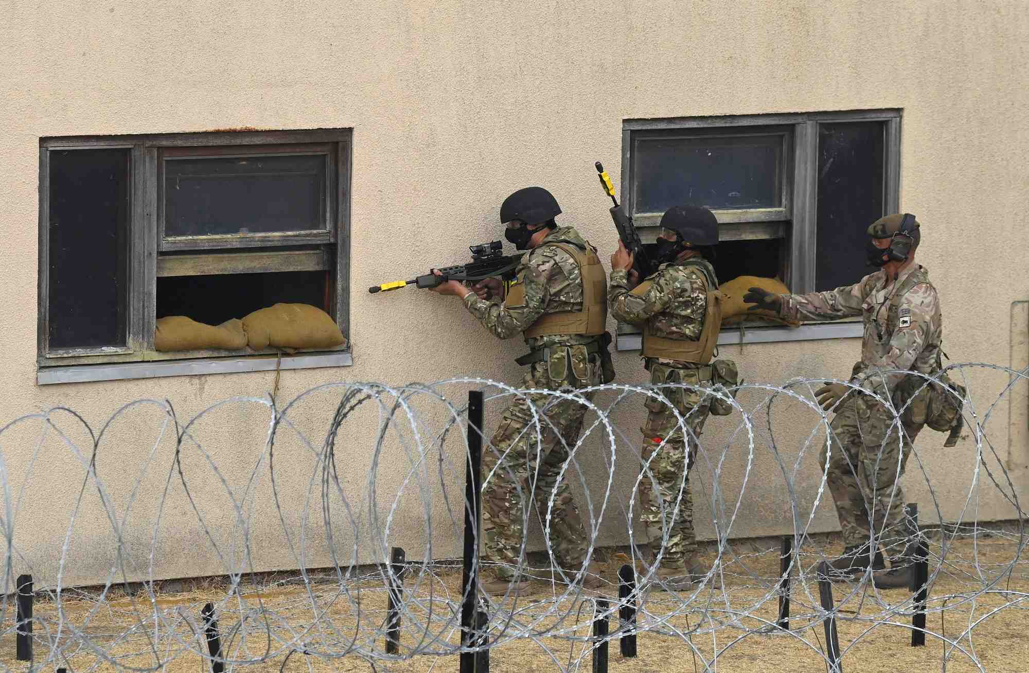 Des recrues ukrainiennes participent a un exercice de combat urbain