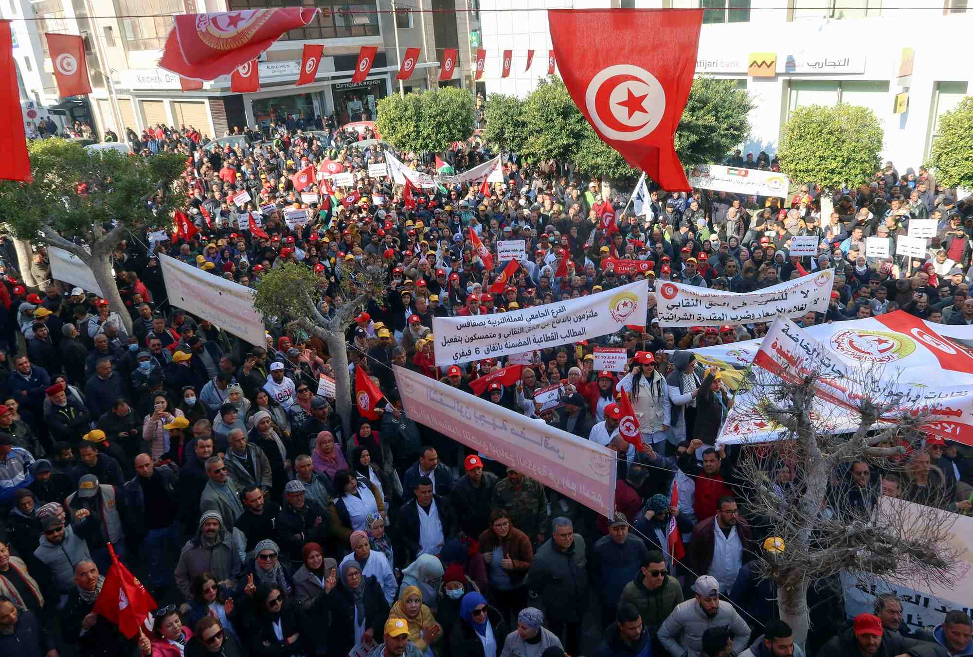 Les partisans de l'union generale tunisienne du travail (ugtt) lors d'une manifestation