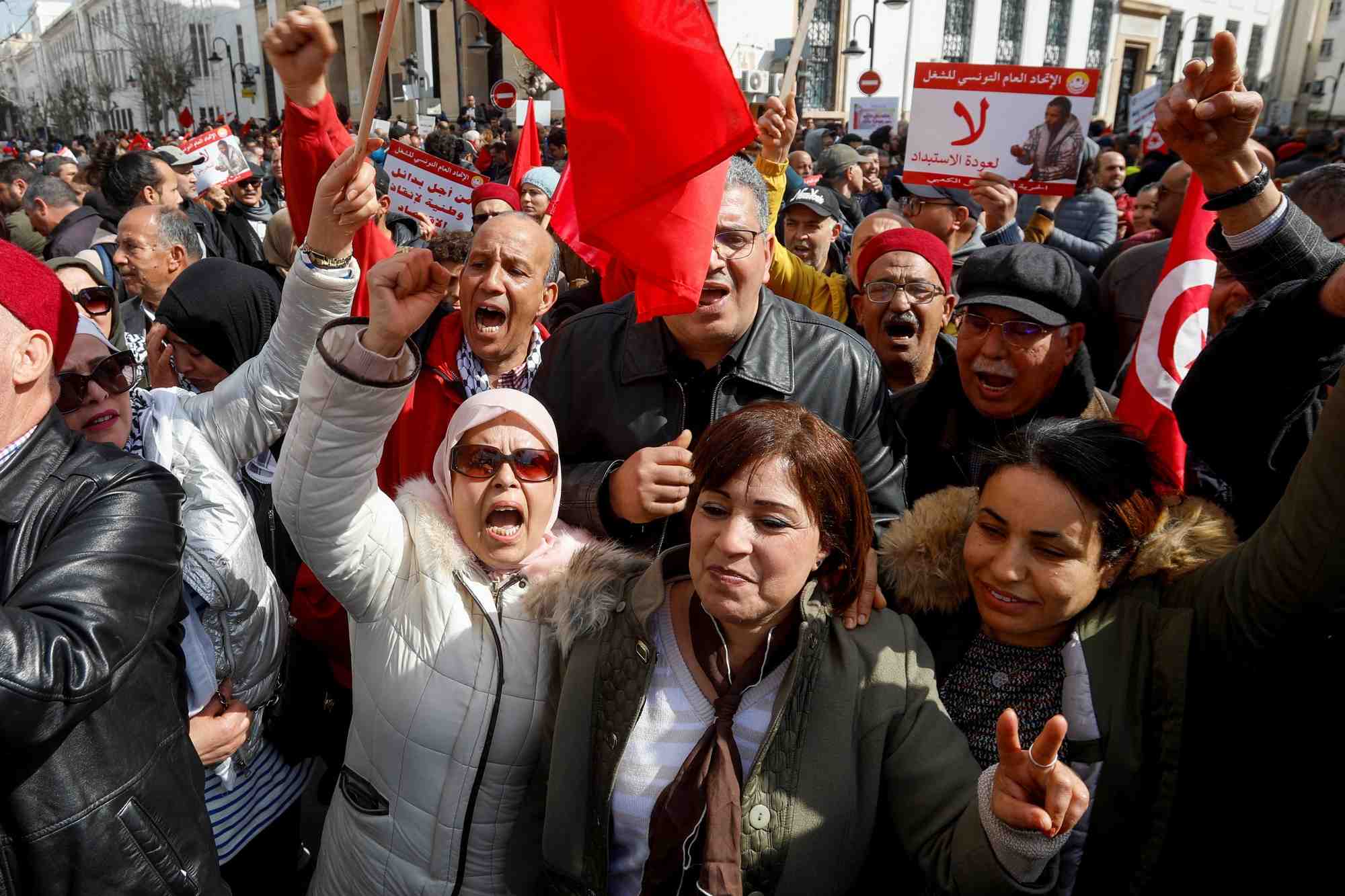 Les partisans de l'union generale tunisienne du travail (ugtt) manifestent a tunis