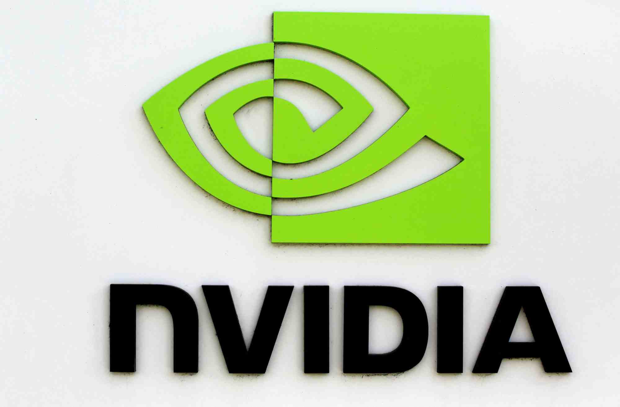 Le logo nvidia devant le siege de la societe, en californie
