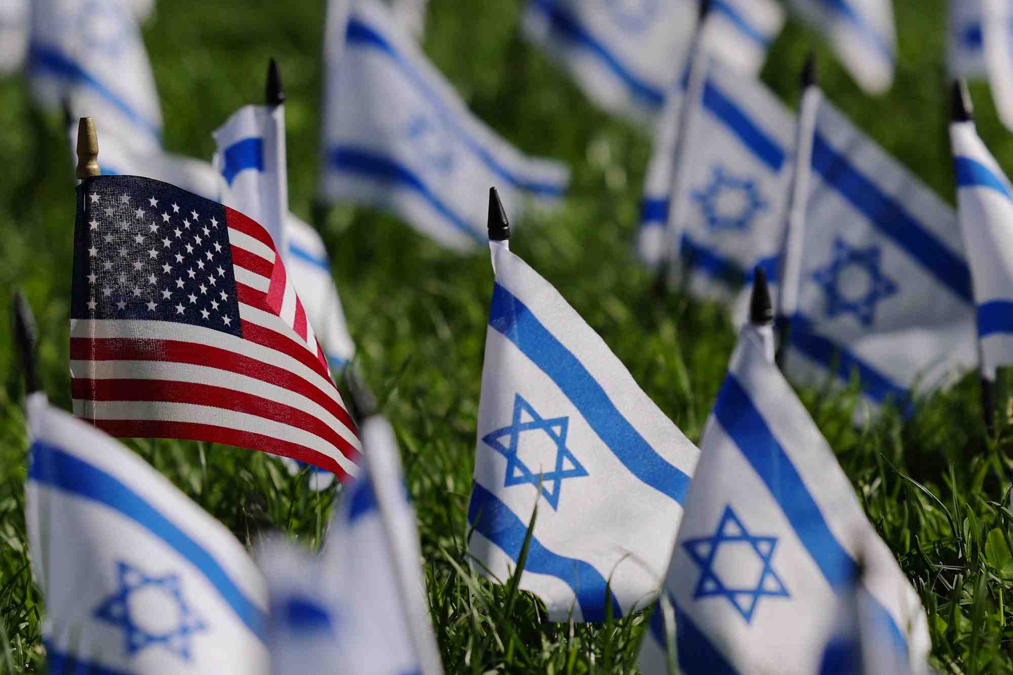 Des drapeaux israeliens et americains plantes a l'extrieur de l'institut de technologie du massachusetts (mit)
