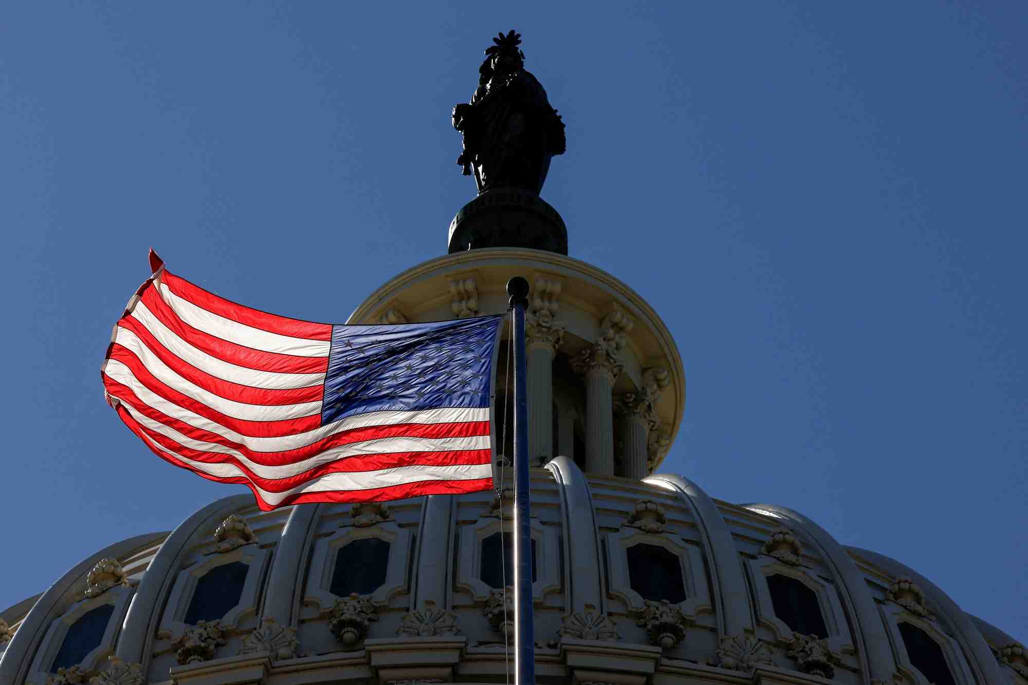 Un drapeau americain sur le capitole a washington