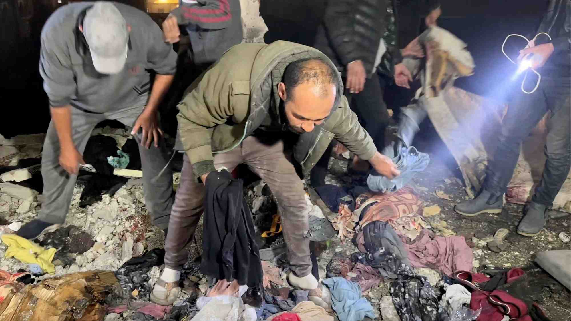 Des palestiniens inspectent le site d'une frappe israelienne sur une ecole abritant des personnes deplacees, dans le contexte du conflit israelo-palestinien, a khan younes dans le sud de la bande de gaza
