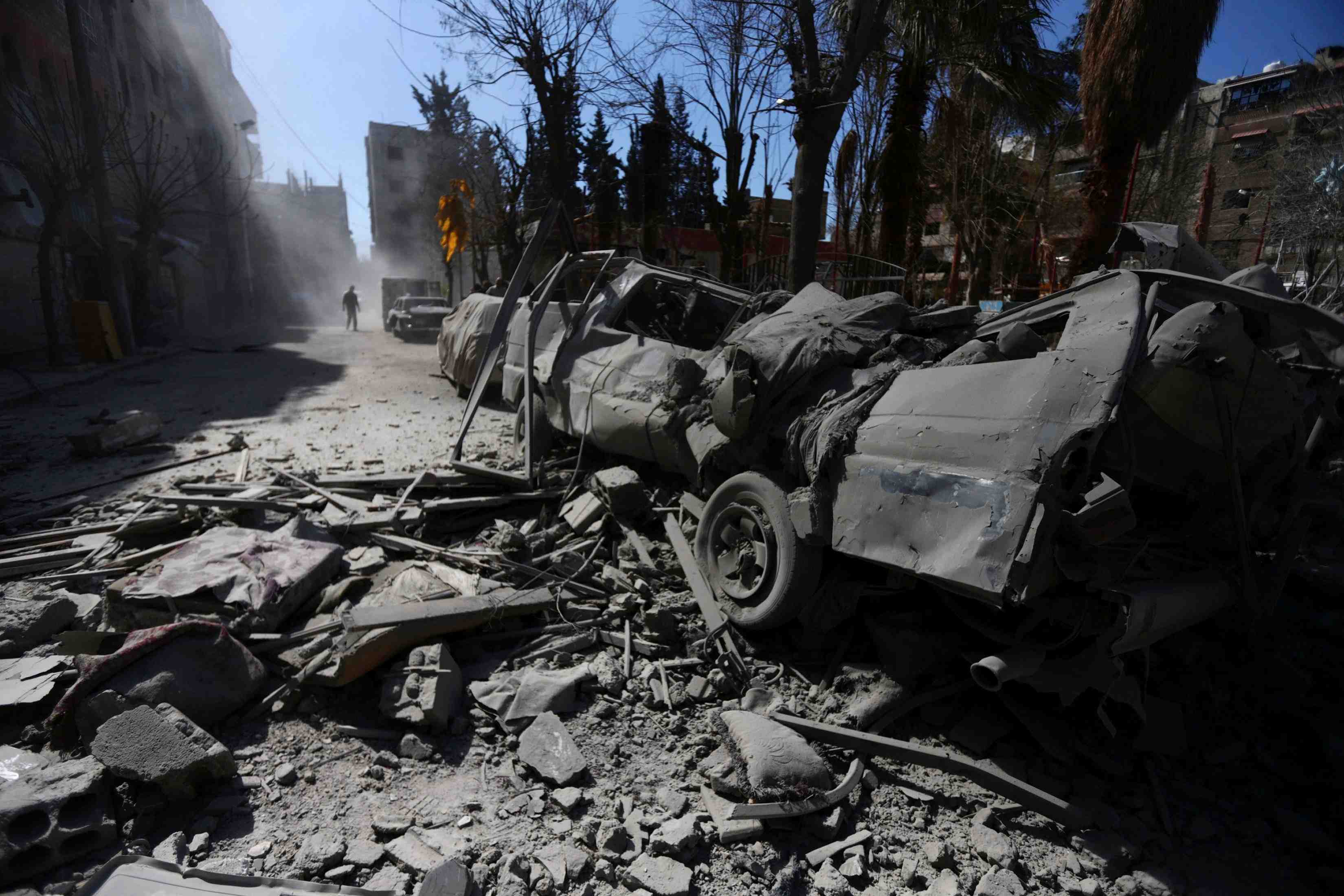 Raids aeriens de l'armee syrienne sur la ville de douma