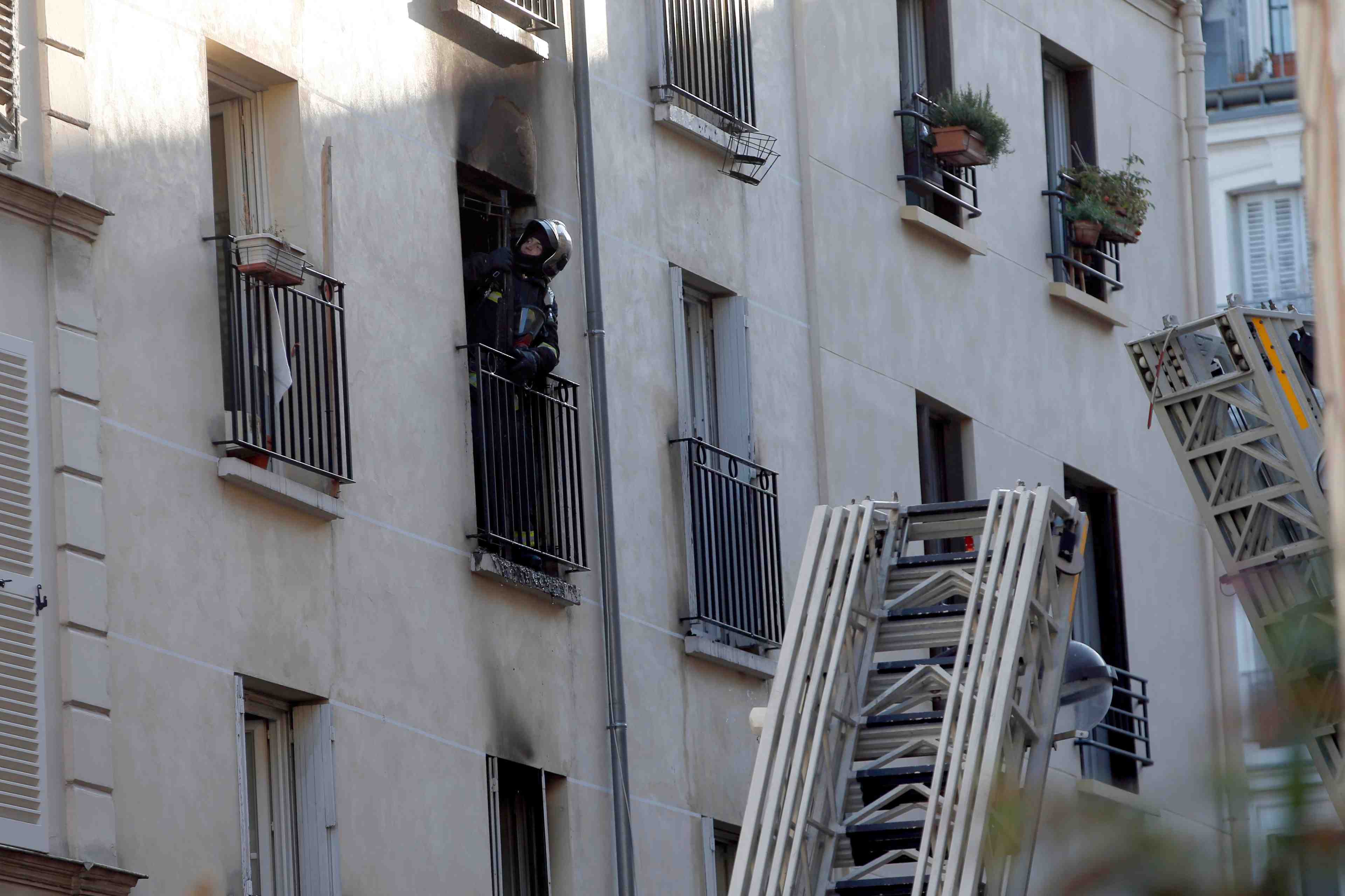 Une interpellation apres un incendie meurtrier a paris
