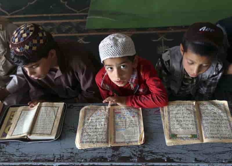Pres de la moitie des enfants afghans descolarises