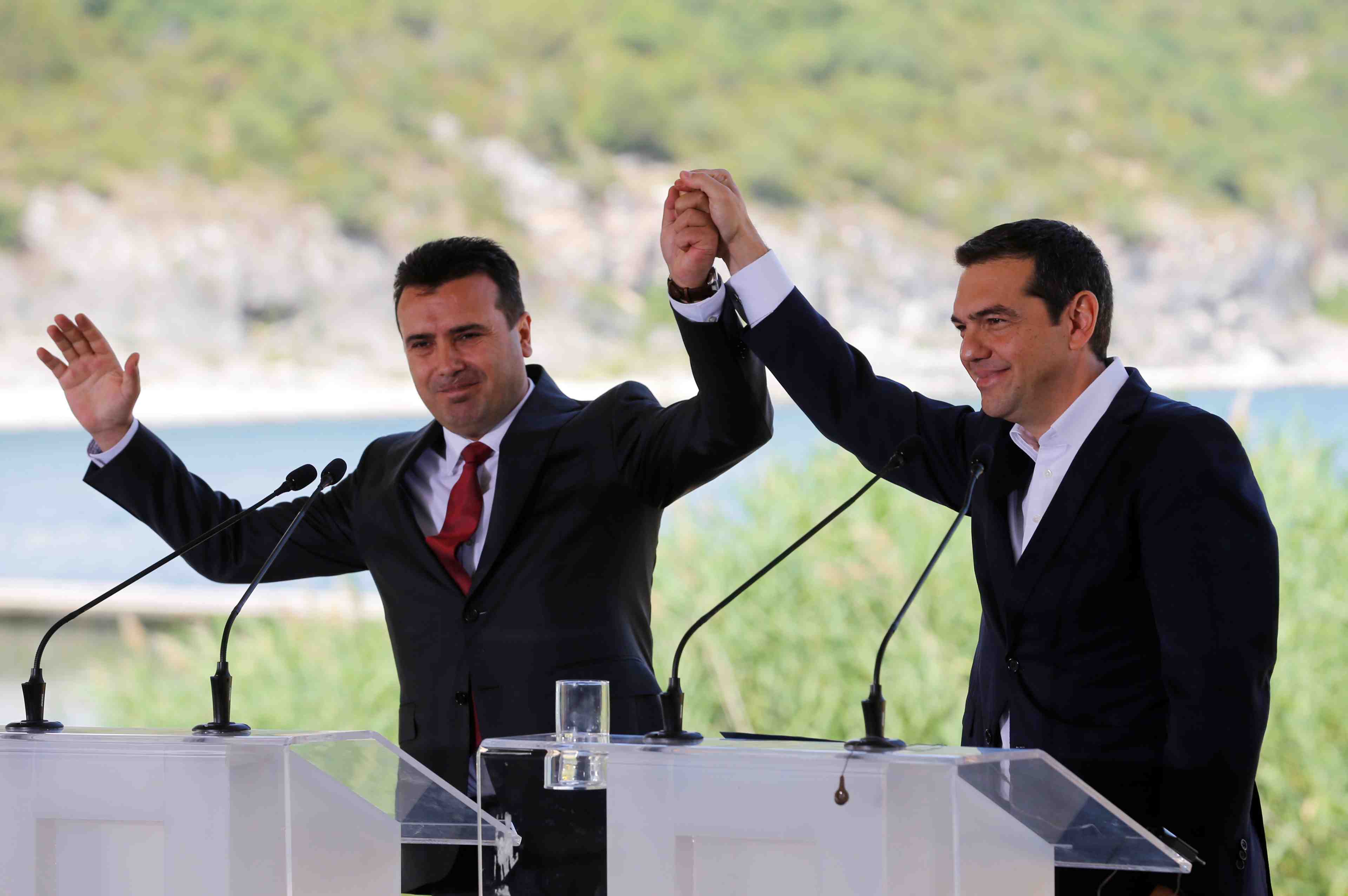 Athenes et skopje scellent leur accord a la frontiere
