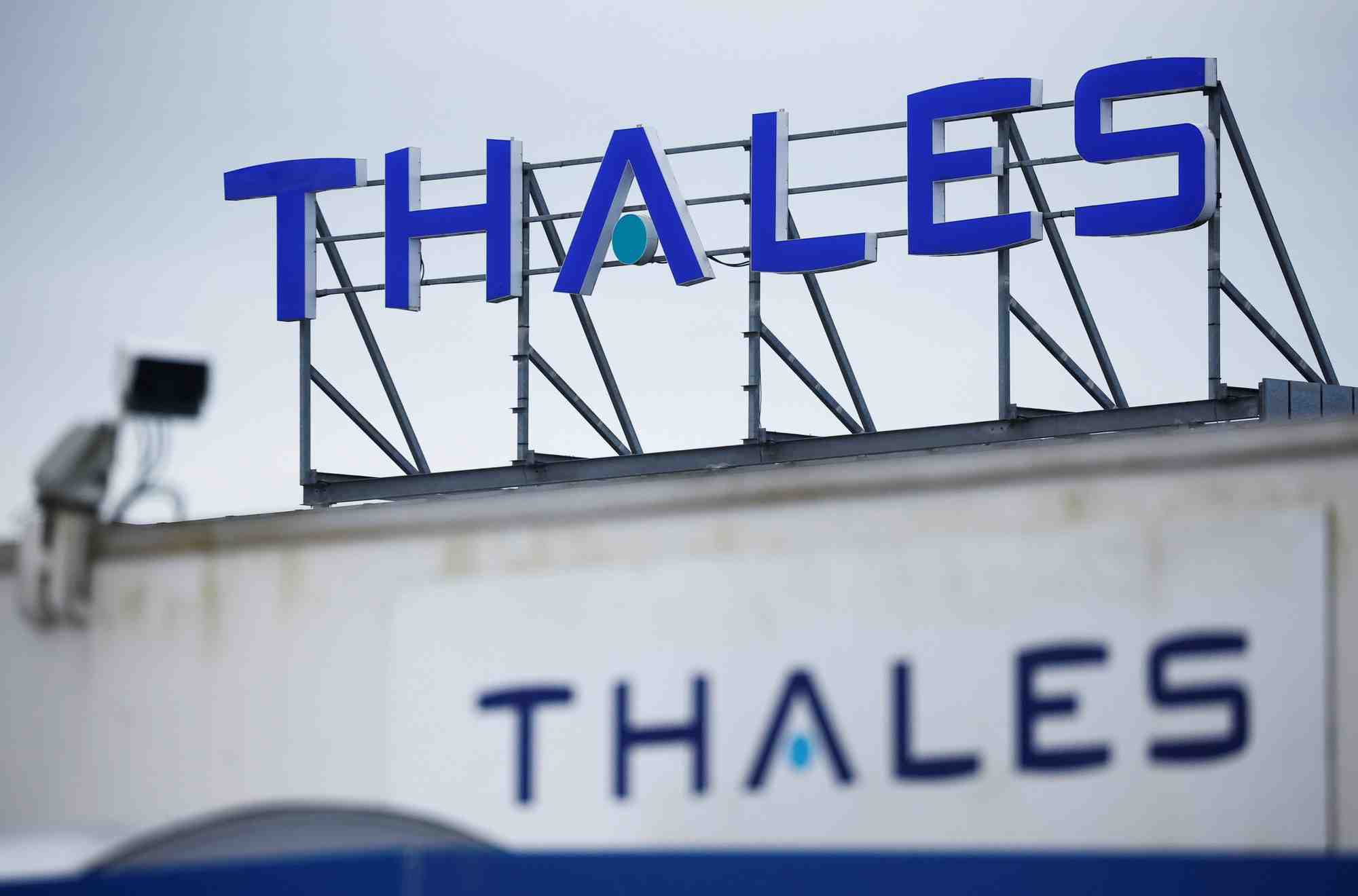 Le logo de thales sur un batiment de l'entreprise a brest, france