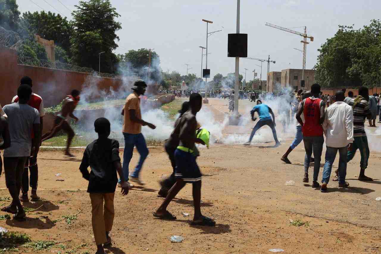 Des manifestants pro-junte se rassemblent devant l'ambassade de france a niamey