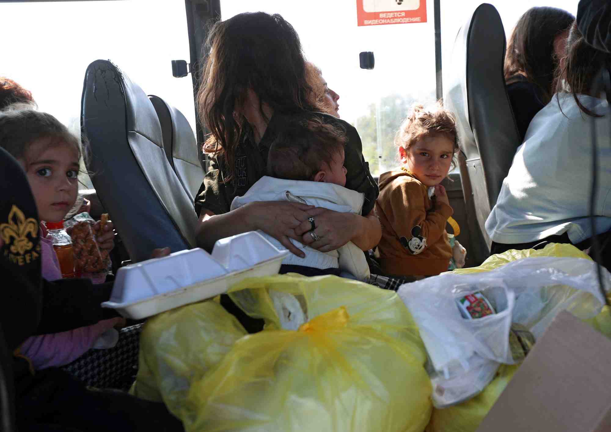Des refugies de la region du haut-karabakh arrivent dans le village frontalier de kornidzor