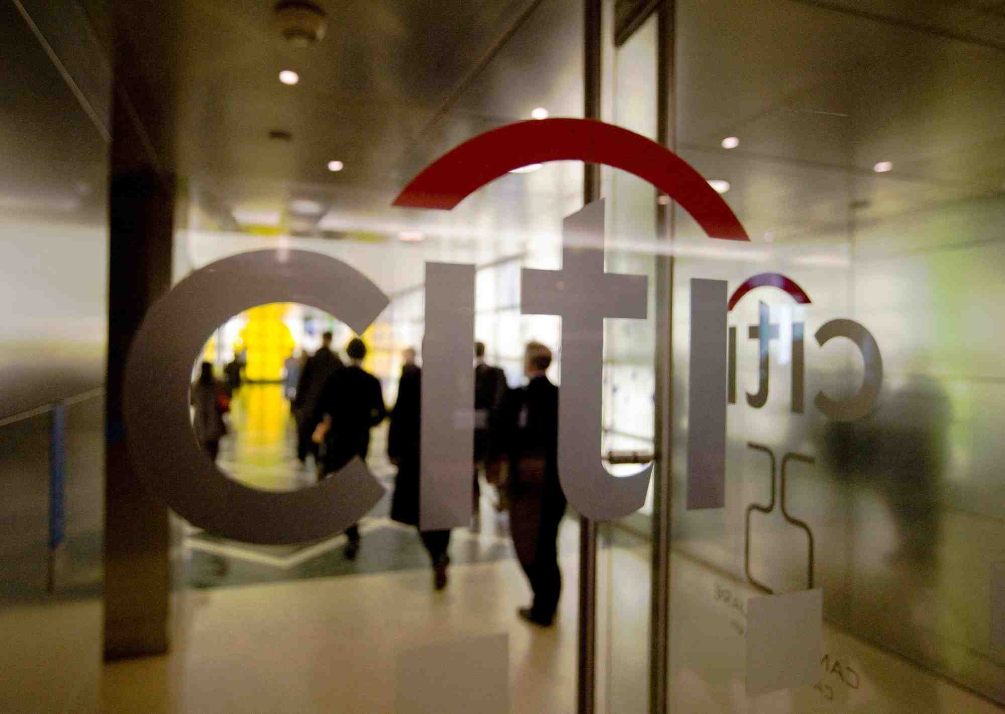Des employes penetrent dans l'immeuble de citigroup a londres