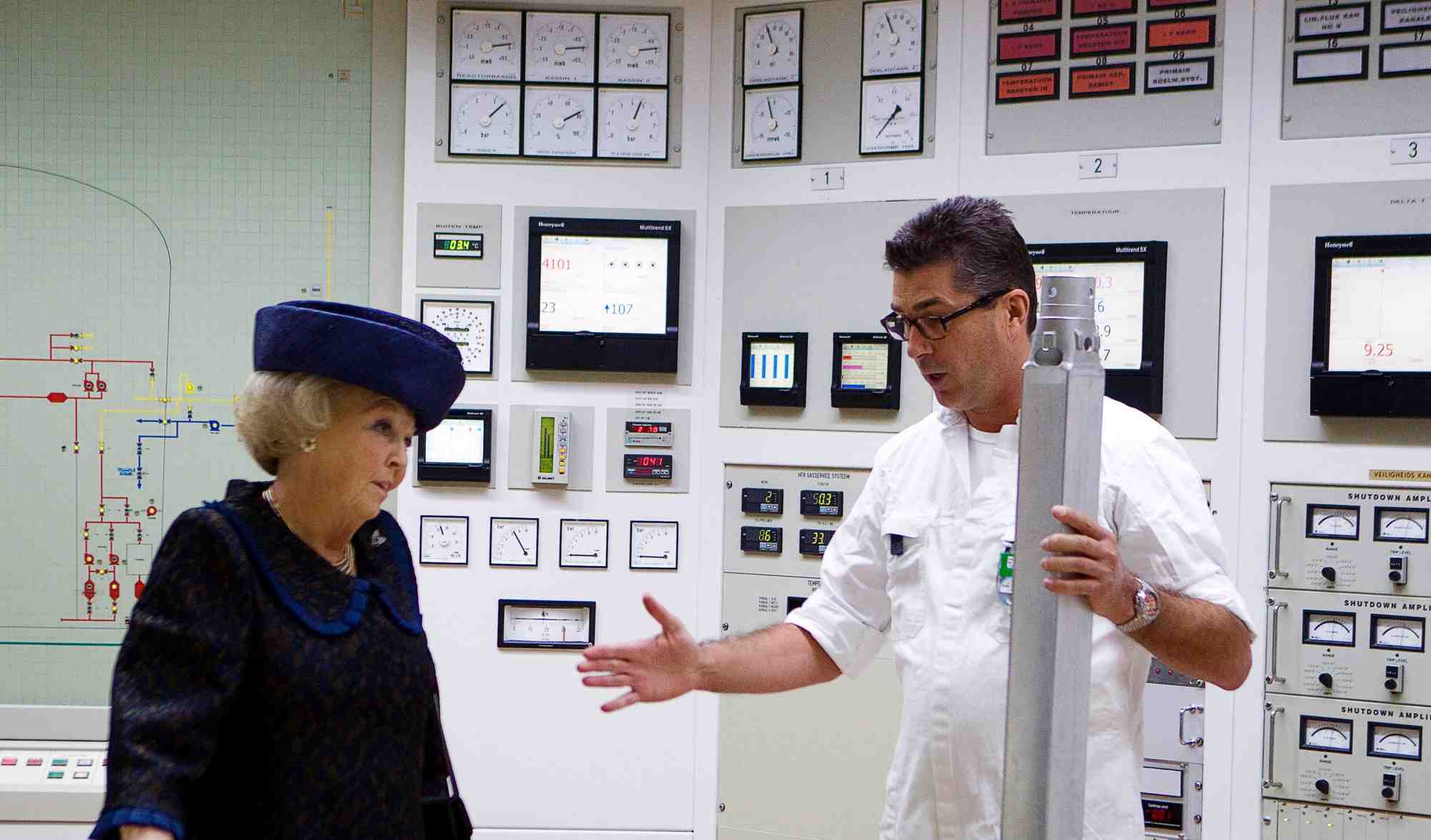 La reine beatrix des pays-bas visite la centrale nucleaire de petten