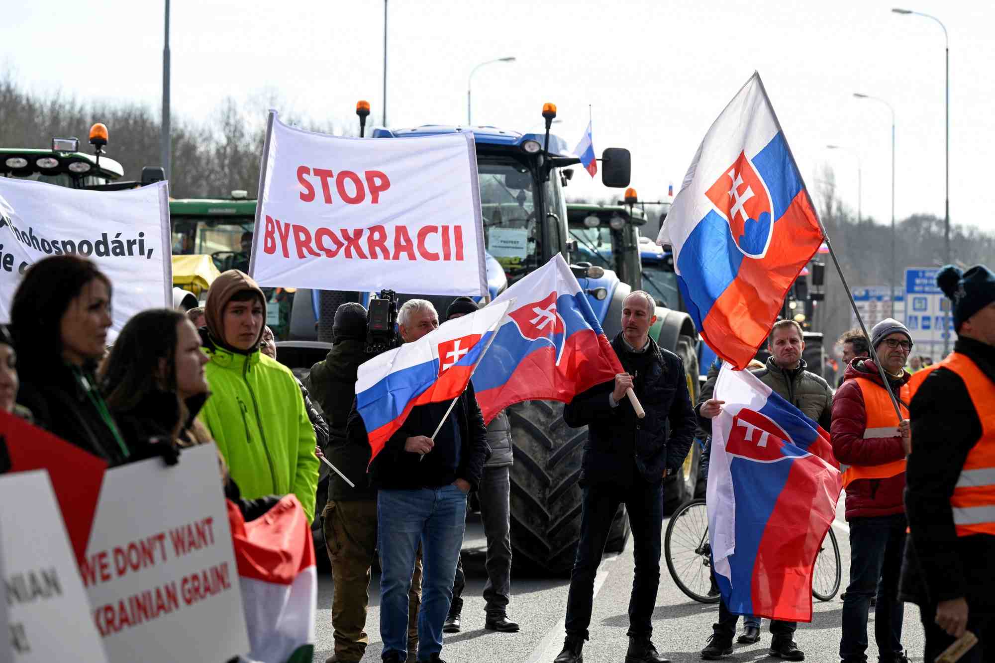 Photo des agriculteurs qui se rassemblent lors d'une manifestation a la frontiere avec la republique tcheque
