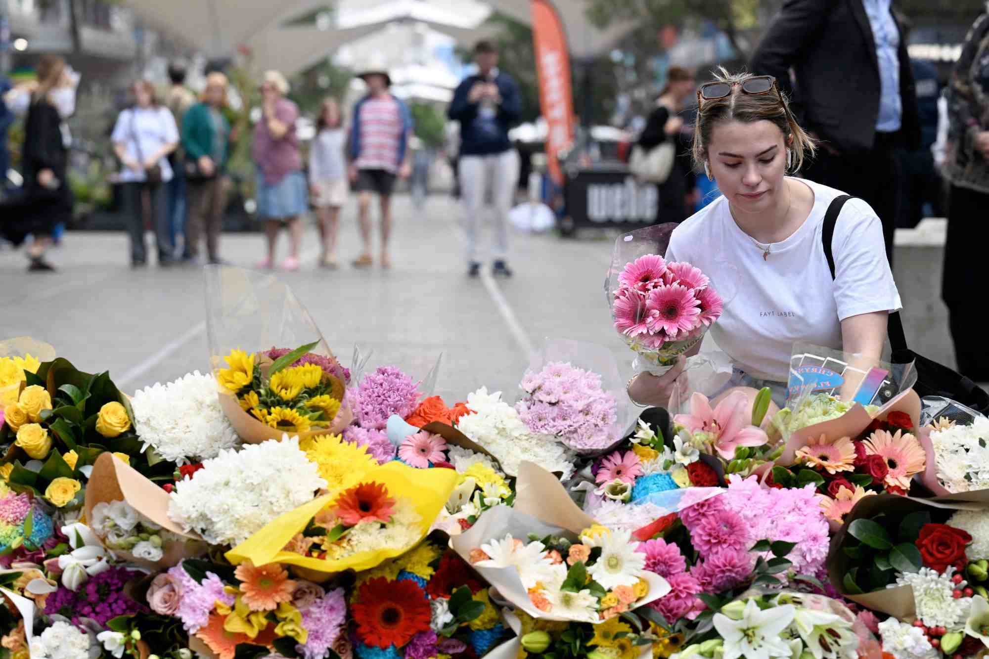 Une femme se recueille sur les lieux de l'agression a bondi junction, a sydney, en australie