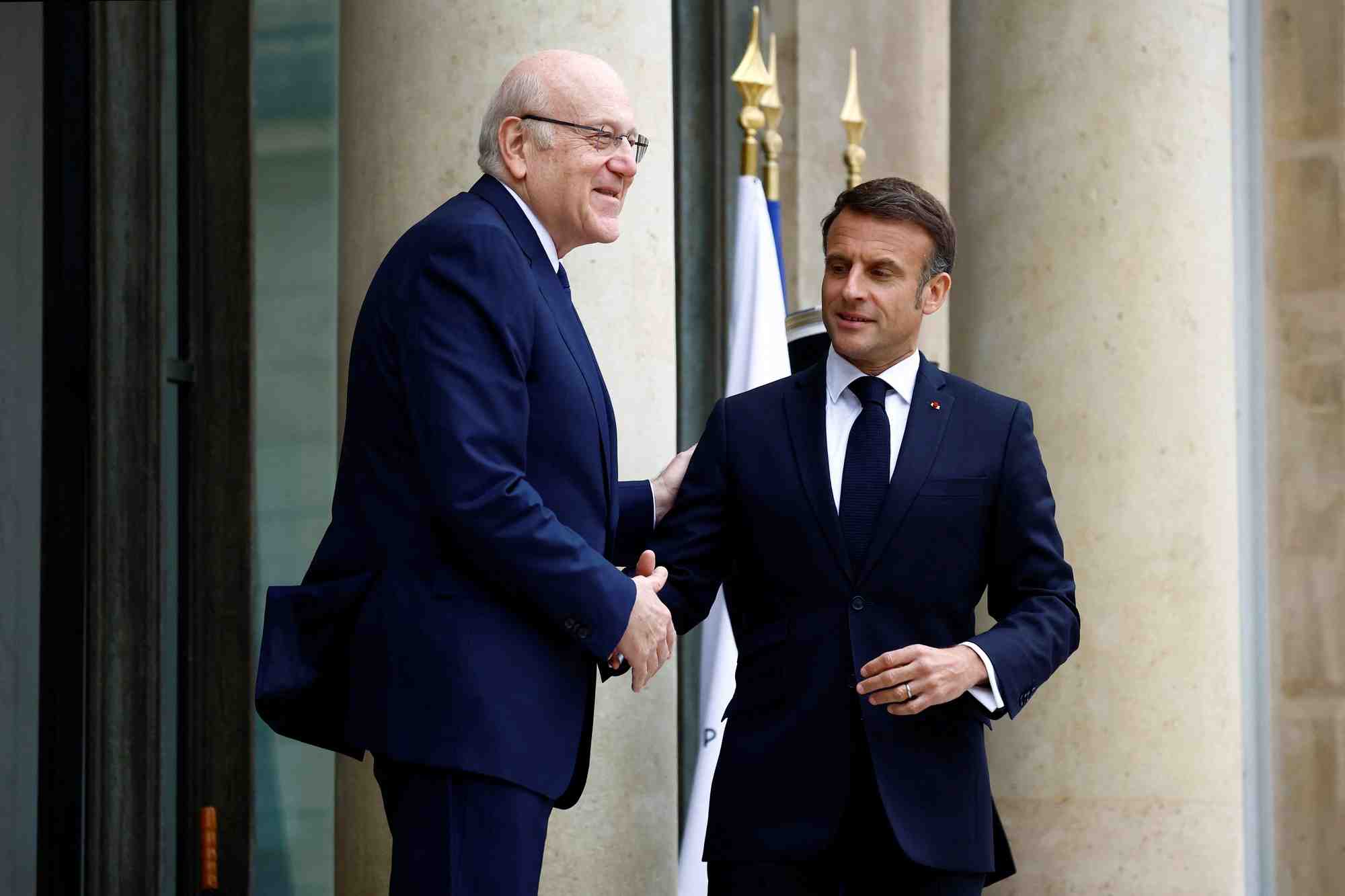 Emmanuel macron accueille le premier ministre par interim du liban najib mikati