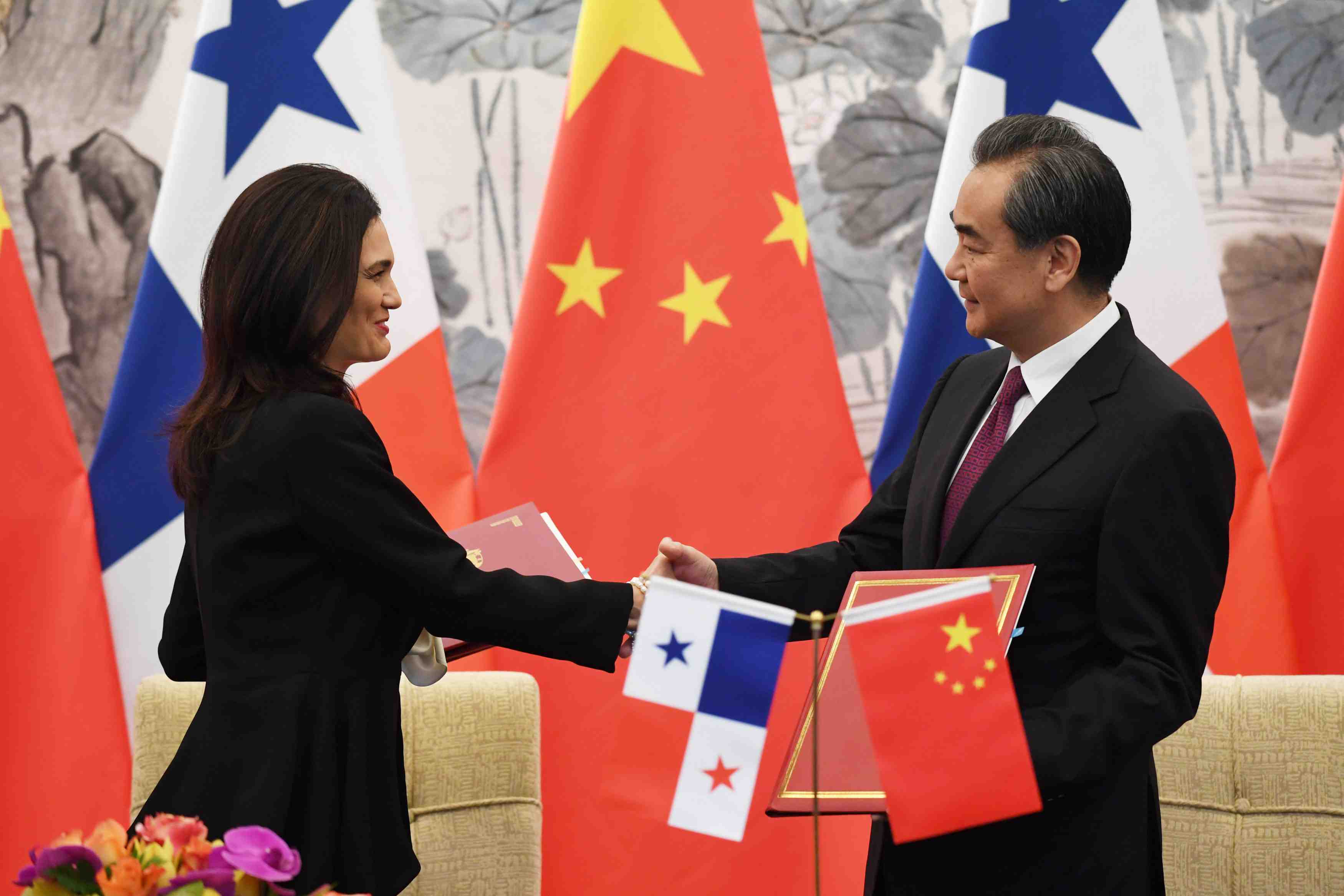 Le panama etablit des relations avec la chine, rompt avec taiwan