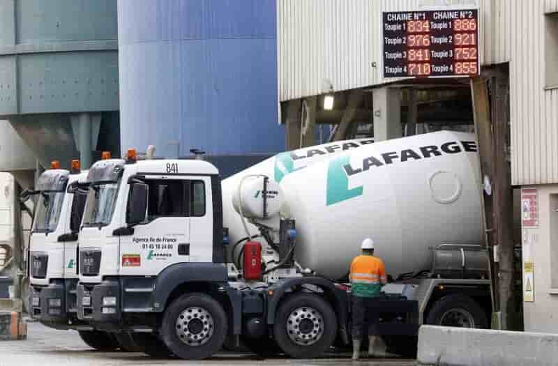 Des bouteilles de gasoil sous des camions lafarge a paris