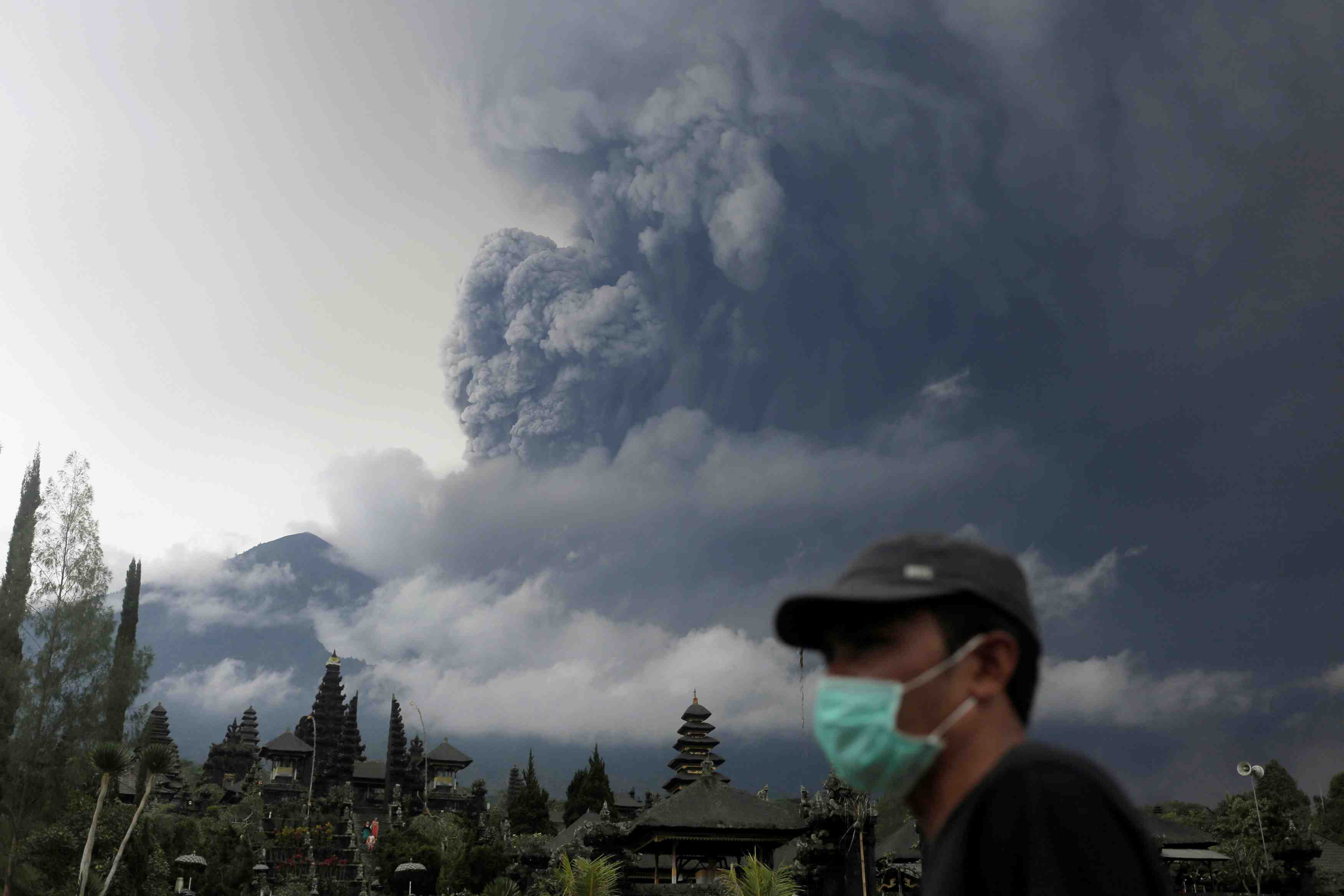 L'eruption du volcan agung a bali s'intensifie
