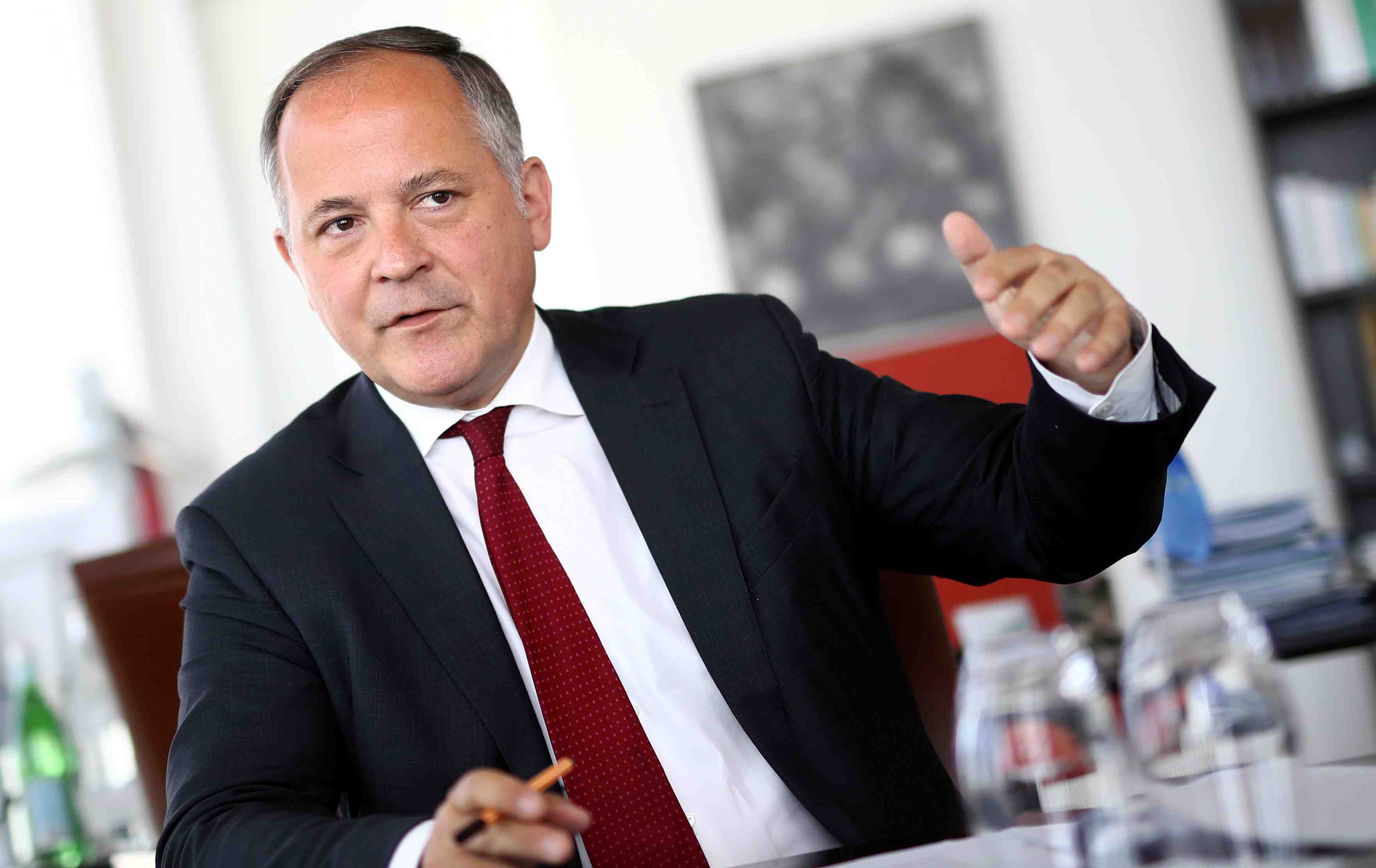 La bce ajuste sa politique, le cap reste le meme, dit coeure