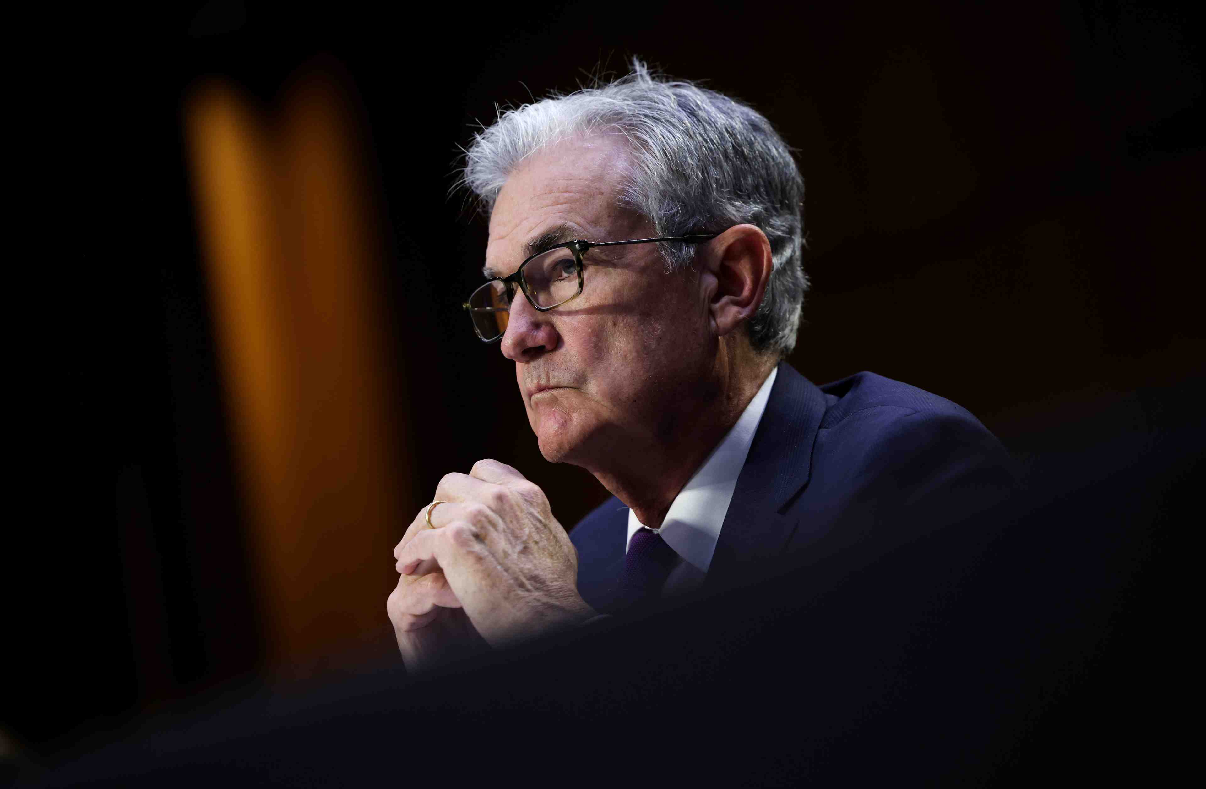 Powell (fed) juge "frustrante" la persistance des goulets d'etranglement