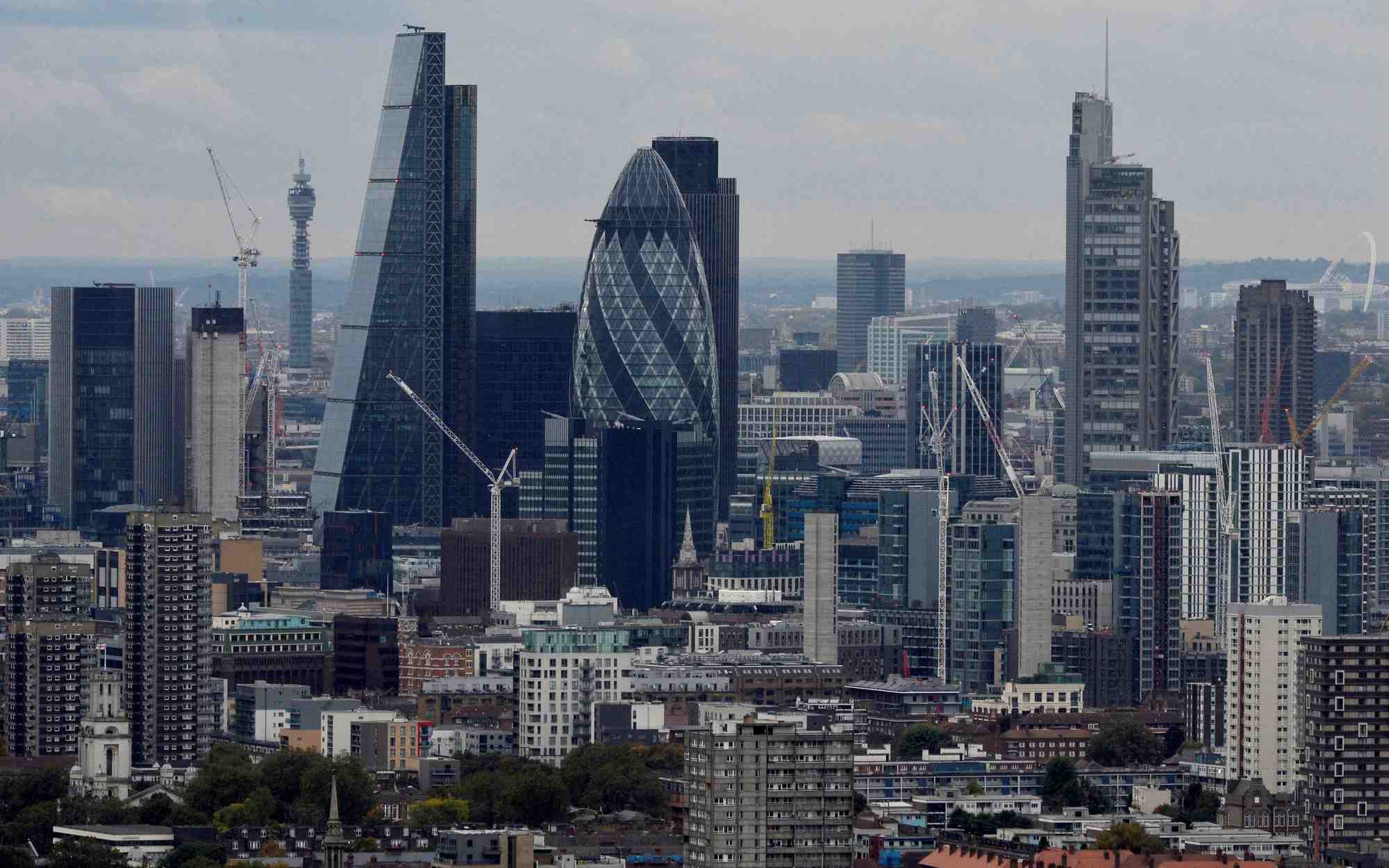 Grande-bretagne: la croissance de l'activite ralentit, les tensions sur les prix augmentent, selon le pmi