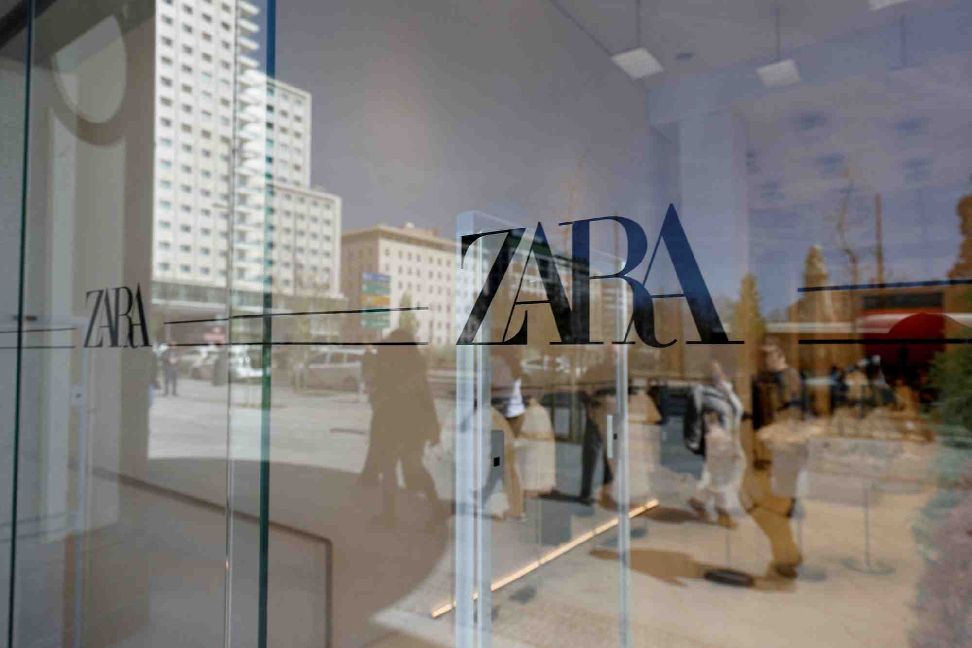 Le logo de zara sur une fenetre de l'un des magasins de l'entreprise a madrid, en espagne