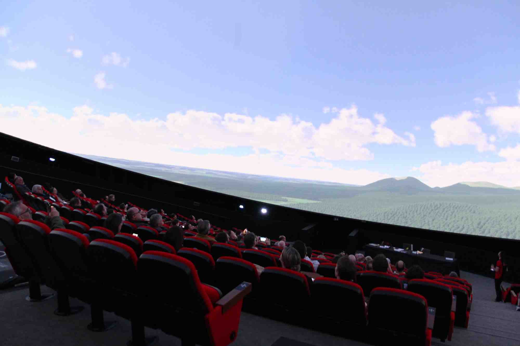 Le nouveau planétarium de Vulcania peut accueillir plus de 300 personnes et a coûté près de 11 millions d'euros.