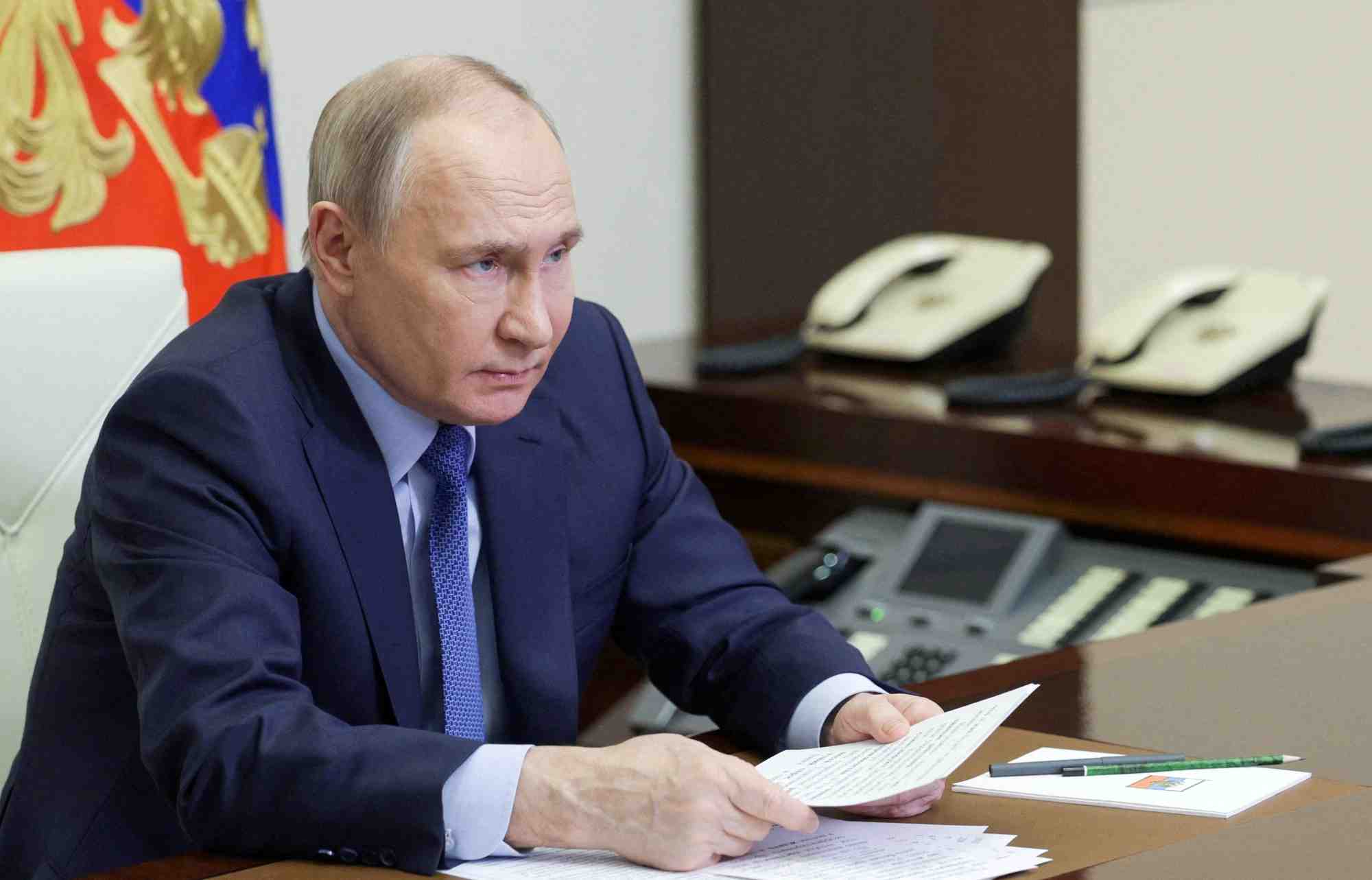 Le president russe vladimir poutine preside une reunion a la residence d'etat de novo-ogaryovo, pres de moscou