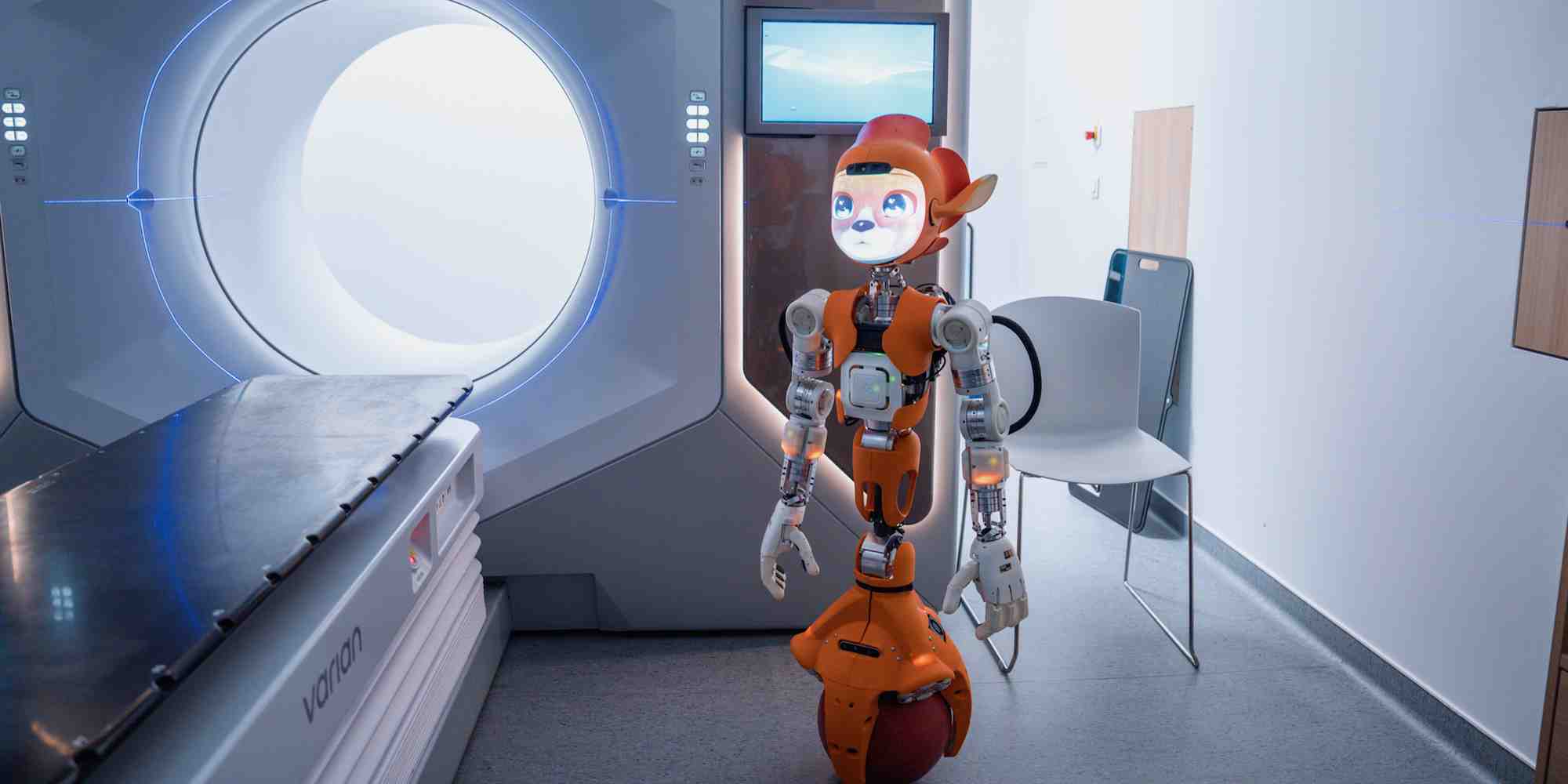 Le robot humanoïde Miroki, conçu par Enchanted Tools pour l'Institut du cancer de Montpellier, aura vocation à accompagner les jeunes patients durant leurs séances de radiothérapie pour les rassurer et les distraire.