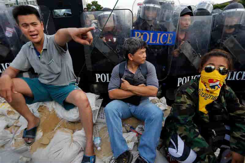 La police investit plusieurs camps d'opposants à Bangkok