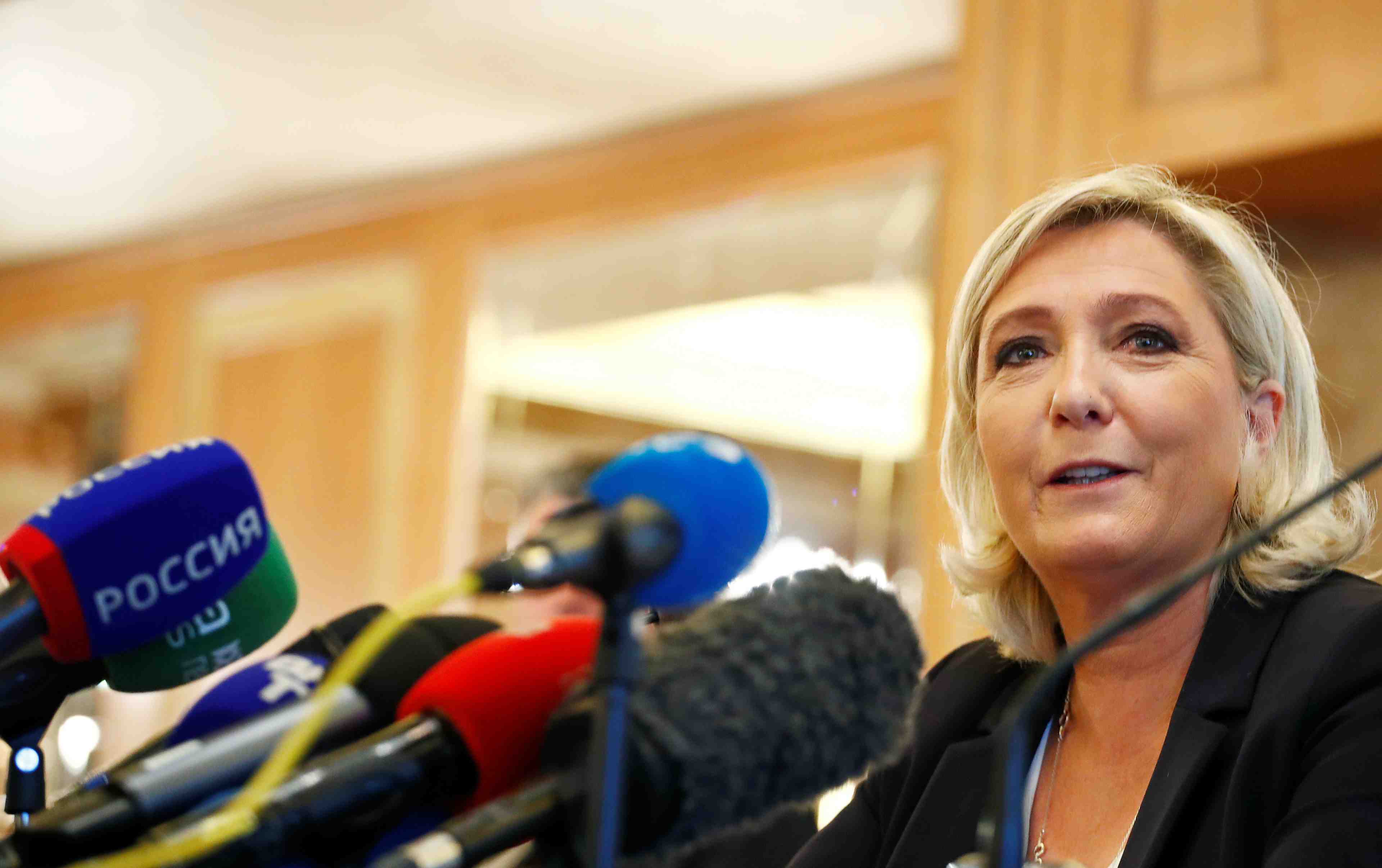 Marine le pen condamne une "faute lourde" de strache