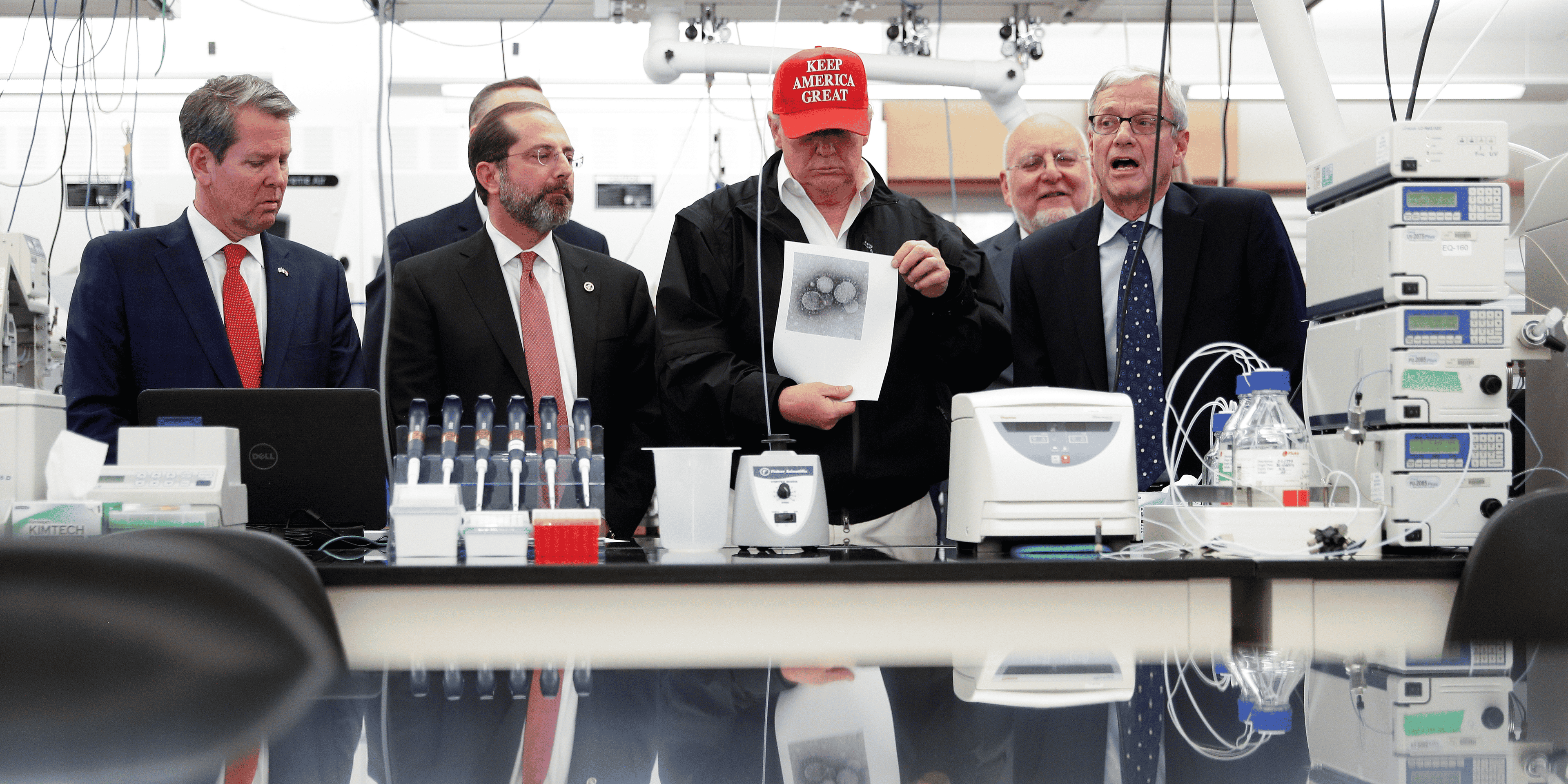 Donald Trump montre une photo du Covid-19/Coronavirus au Centres pour le contrôle et la prévention des maladies d'Atlanta