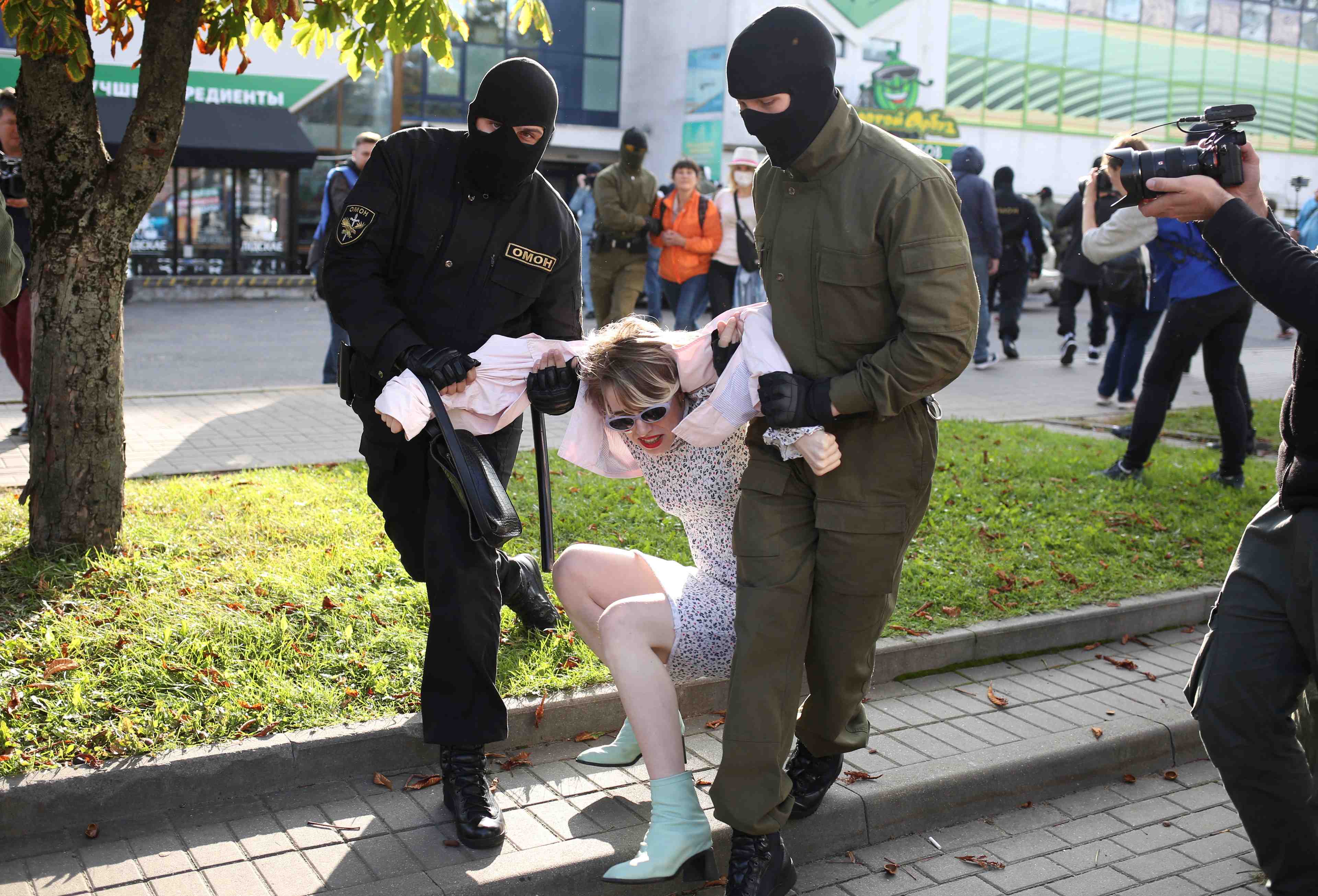 La police a arrete des centaines de manifestants a minsk