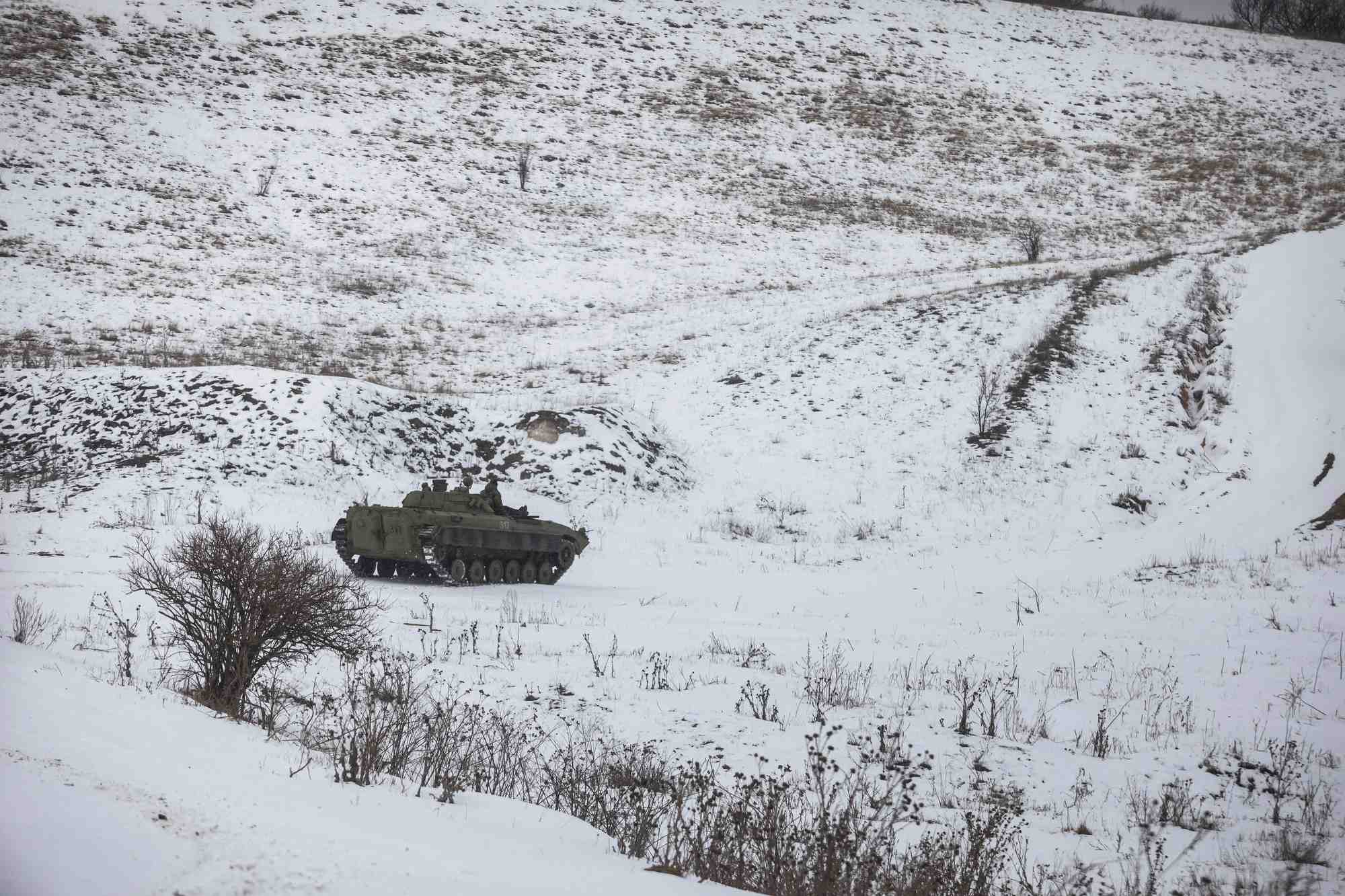 Photo d'un militaire ukrainien monte au sommet d'un vehicule de combat d'infanterie bpm-1 dans la ville de premiere ligne de bakhmut