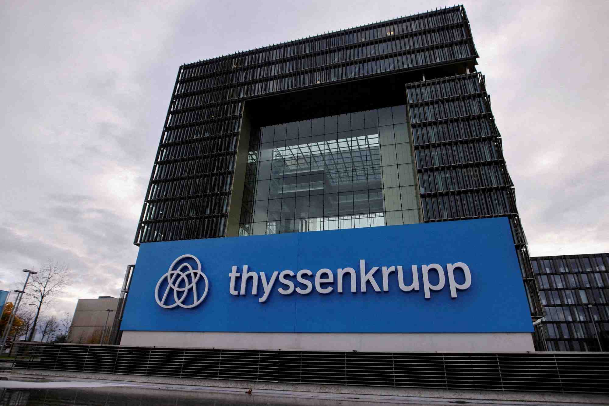 Photo d'archives montrant le logo de thyssenkrupp au siege social de thyssenkrupp a essen, en allemagne