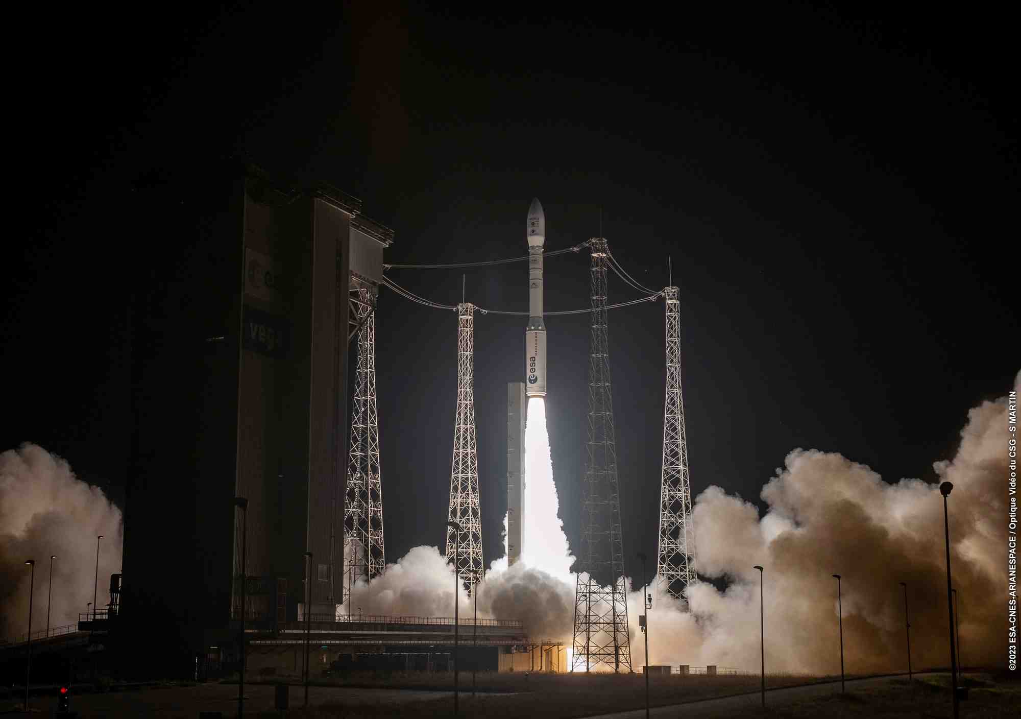Vega s'est élancée avec succès depuis le Centre Spatial Guyanais en emportant le satellite d'observation de la Terre de nouvelle génération THEOS-2, le satellite météo taïwanais Formosat-7R/Triton ainsi que dix charges utiles auxiliaires (photo : lancement VV23)