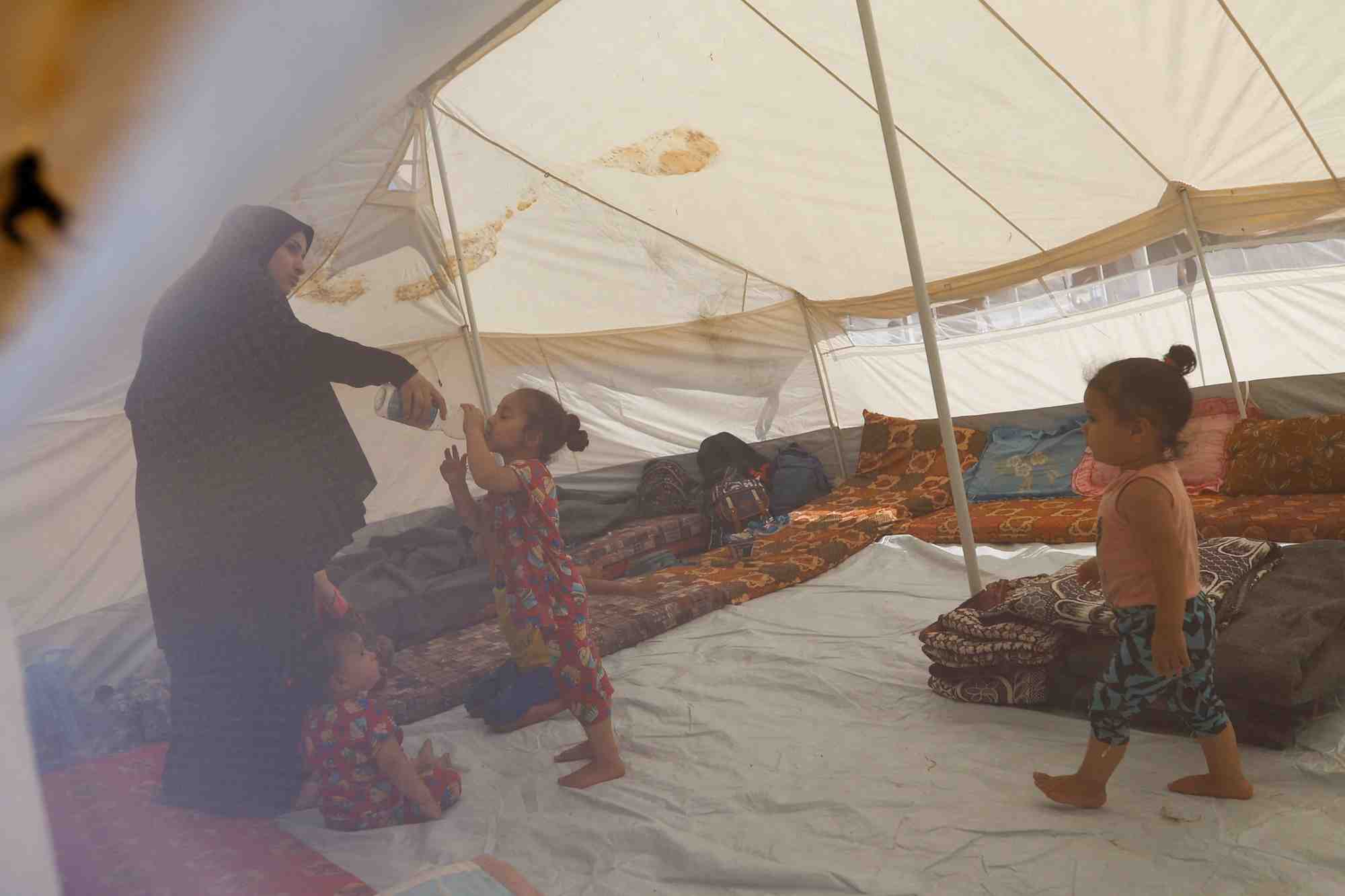 Des palestiniens fuyant leur domicile suite aux frappes israeliennes, s'abritent dans un centre gere par les nations unies a khan younis