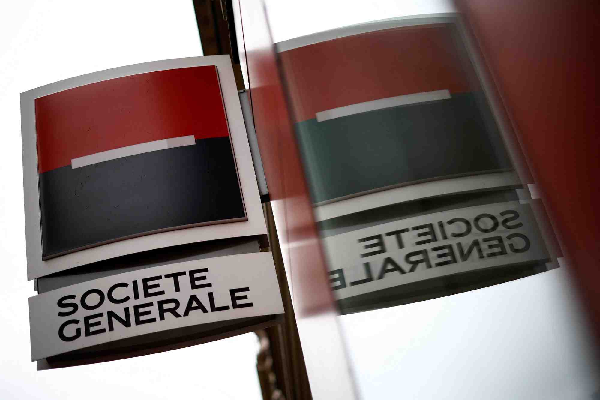 Le logo de la banque francaise societe generale est visible a l'exterieur d'un immeuble bancaire a paris
