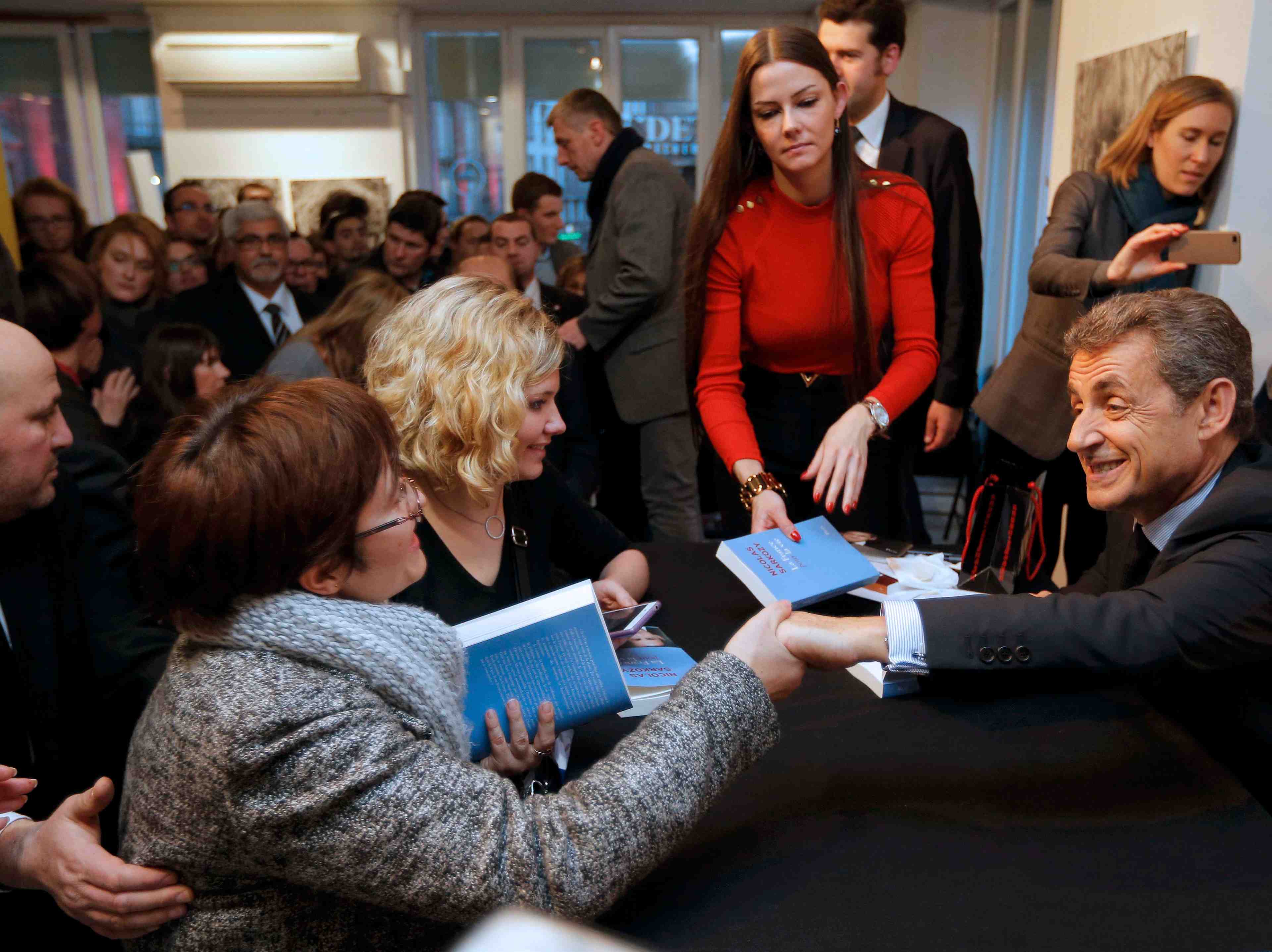 Seance de dedicaces pour nicolas sarkozy a strasbourg