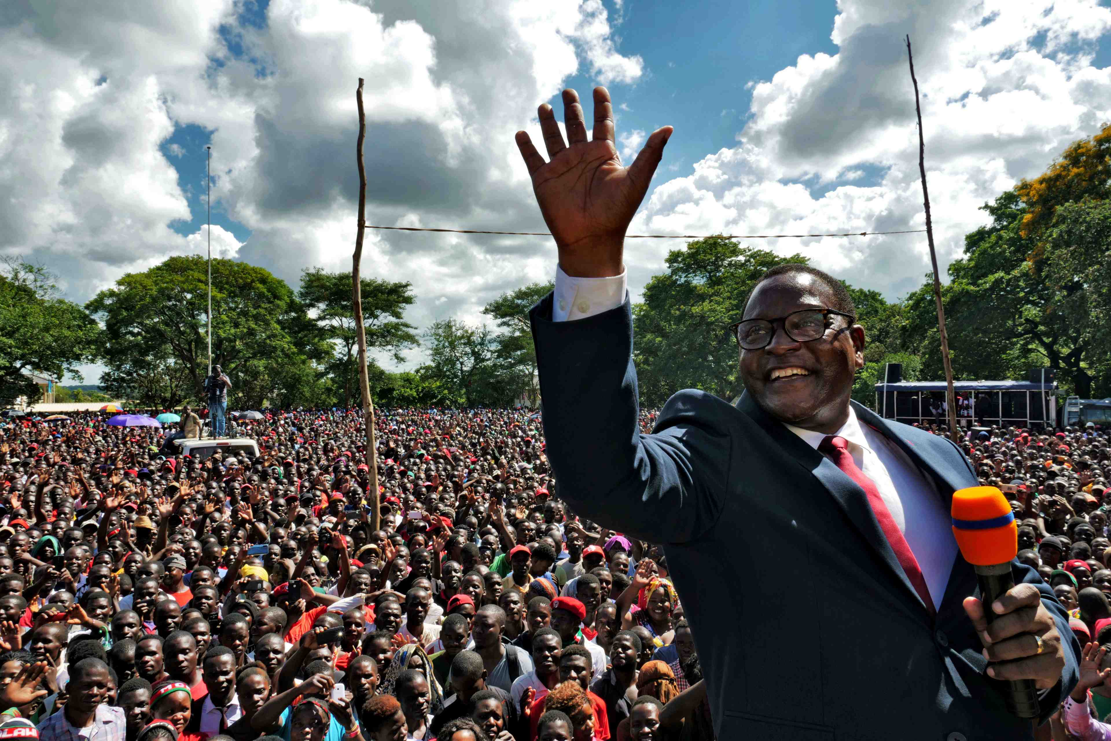 Malawi: le nouveau president investi apres la reorganisation des elections